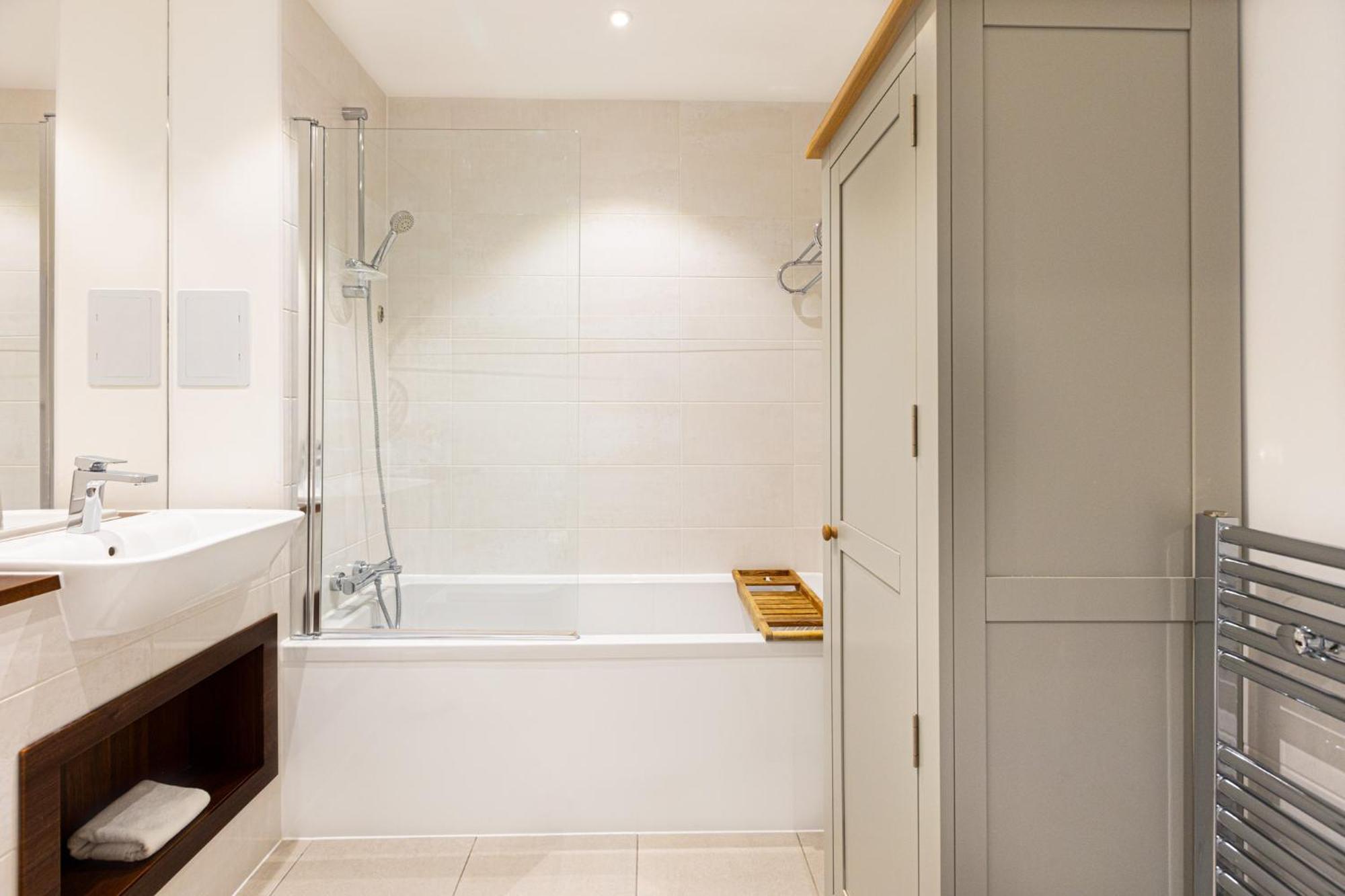 Modern New 2br Wviews & Balcony In Wandsworth Apartment
