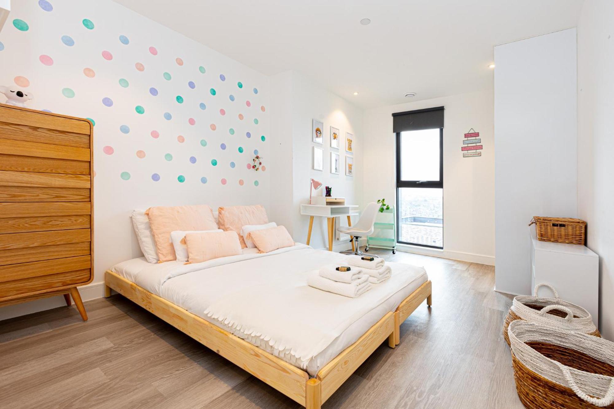 Modern New 2br Wviews & Balcony In Wandsworth *