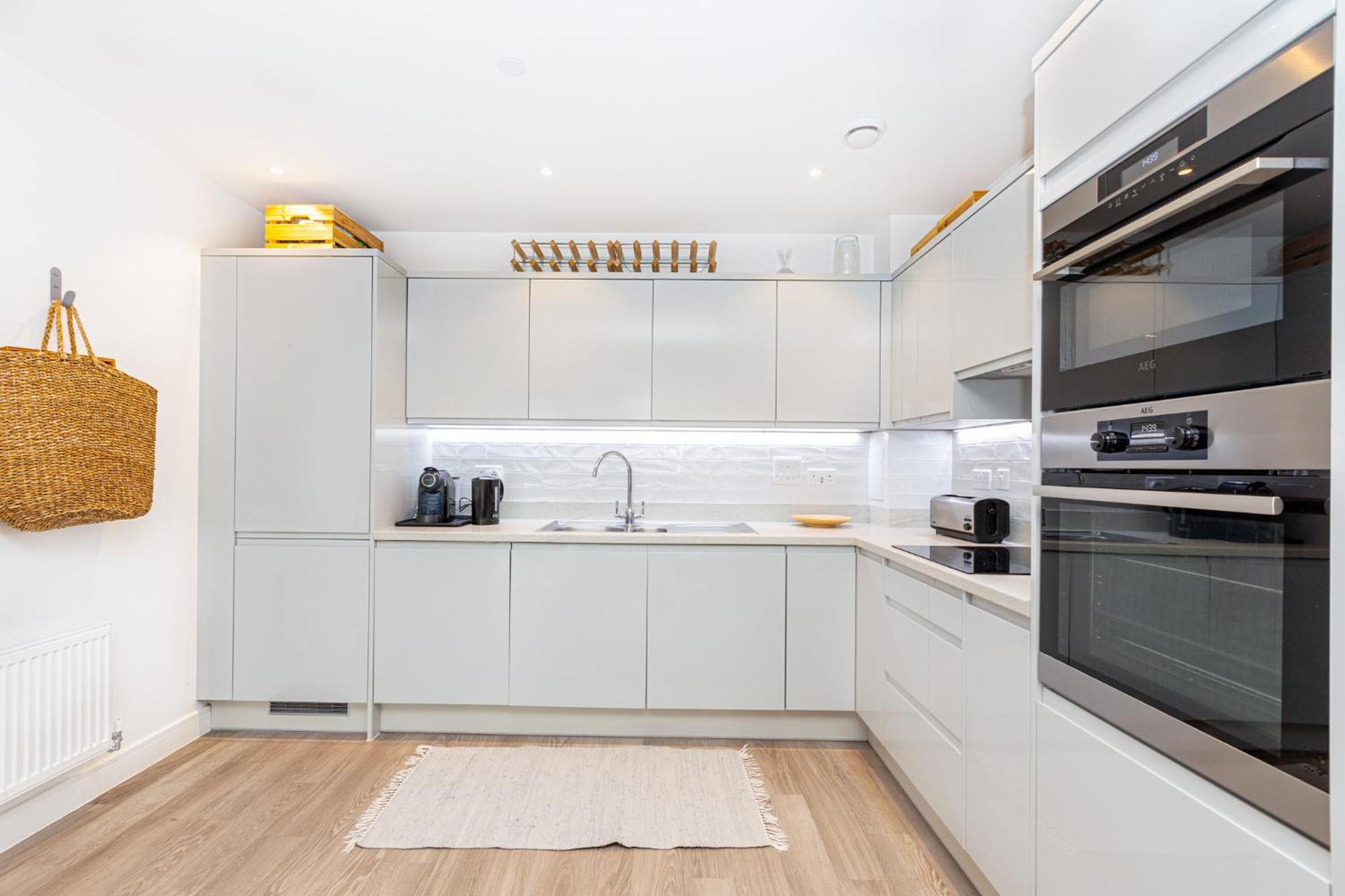 Modern New 2br Wviews & Balcony In Wandsworth