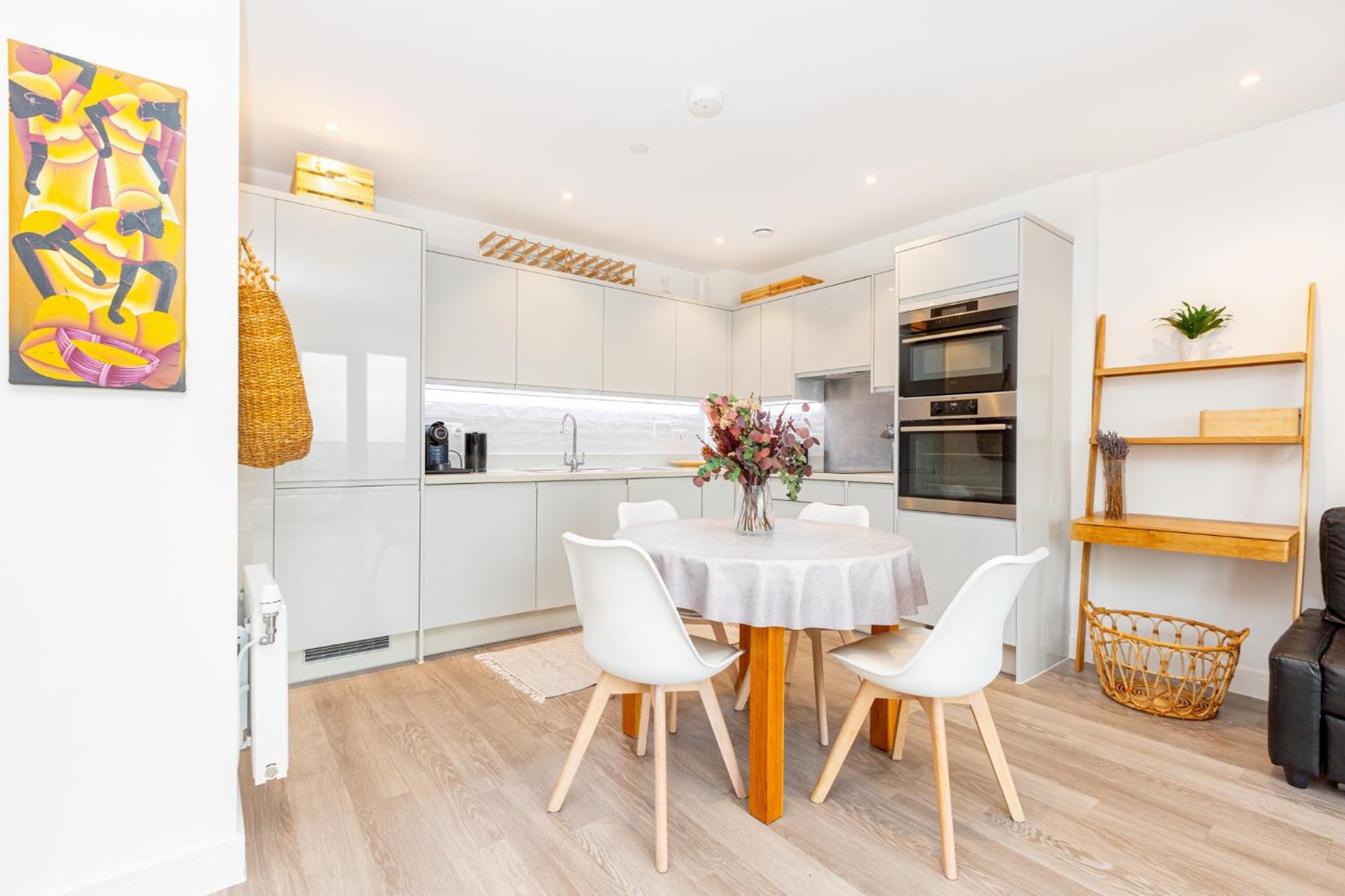 Modern New 2br Wviews & Balcony In Wandsworth Apartment London