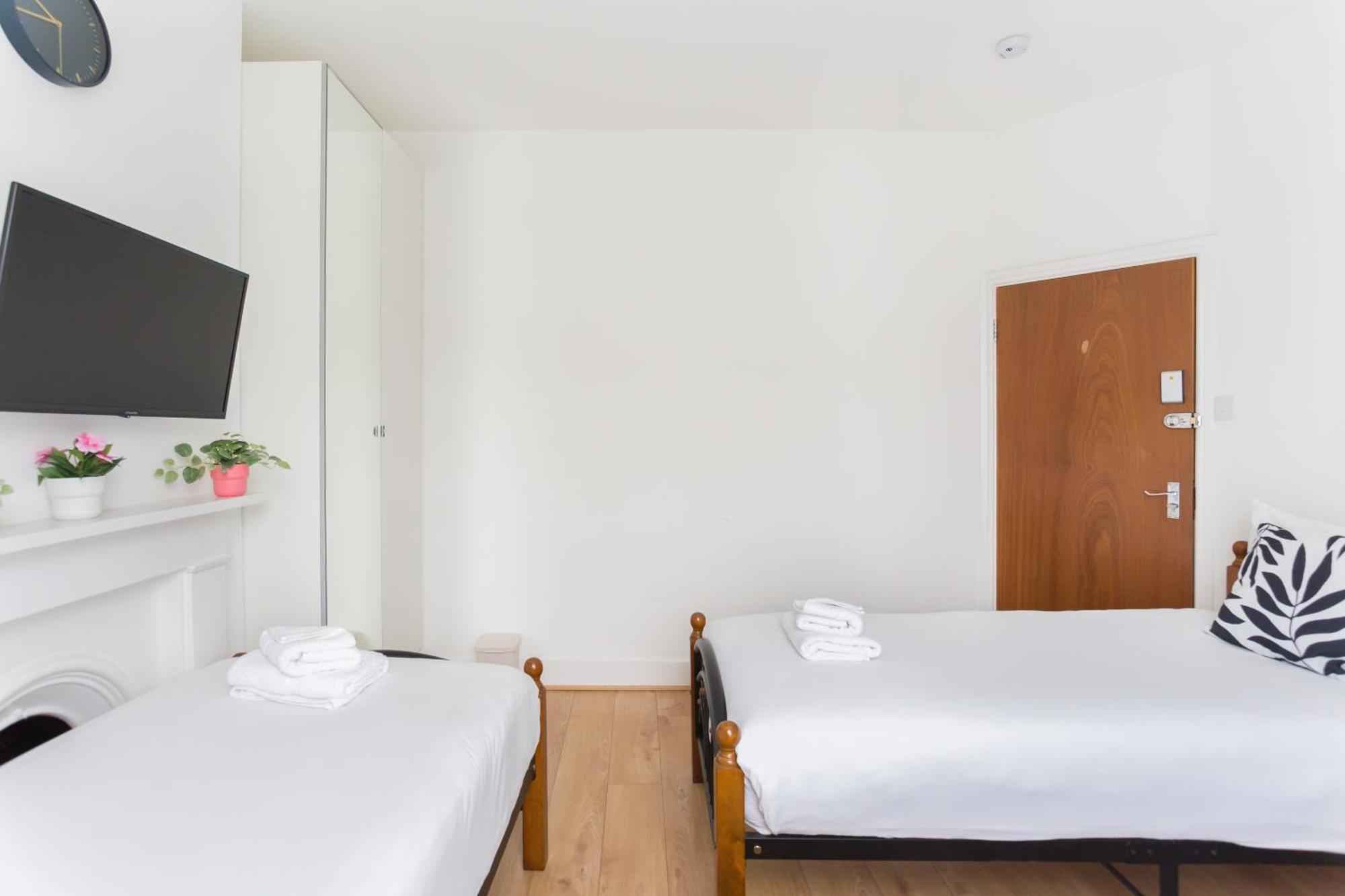 Ferienhaus Wood Budget - Next To Mall & Metro Station - 10 Min To Center London