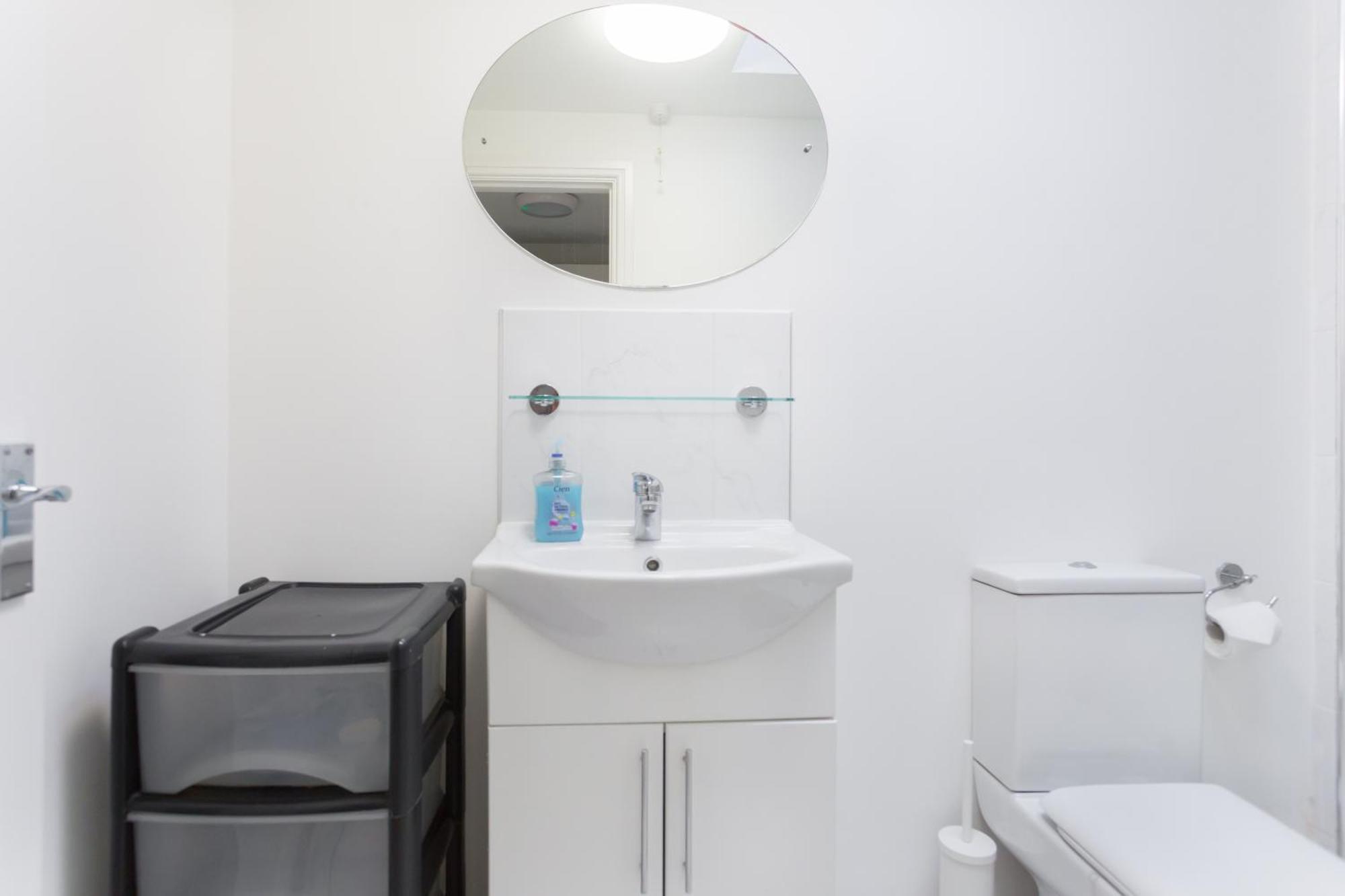 Ferienhaus Wood Budget - Next To Mall & Metro Station - 10 Min To Center *