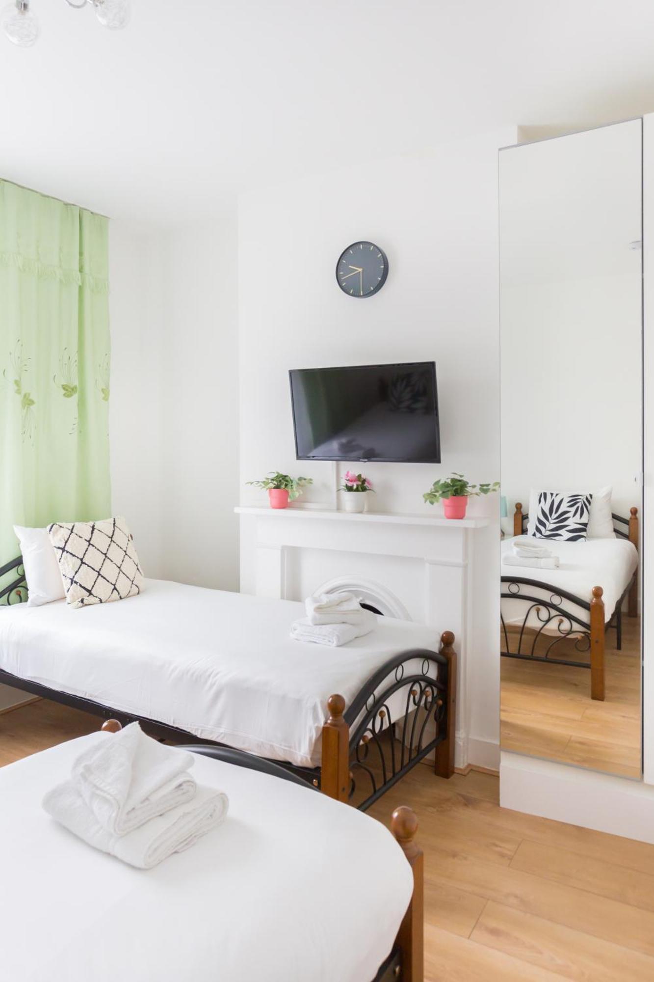Wood Budget - Next To Mall & Metro Station - 10 Min To Center Ferienhaus *