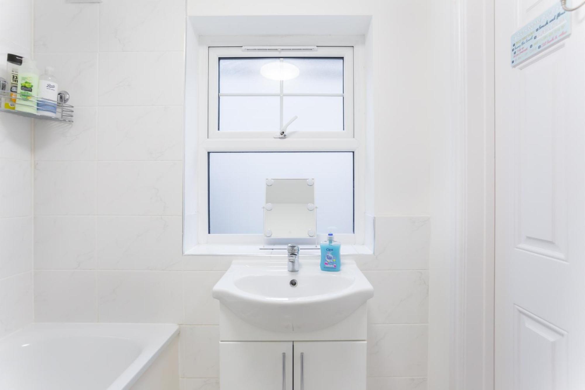 Ferienhaus Wood Budget - Next To Mall & Metro Station - 10 Min To Center London