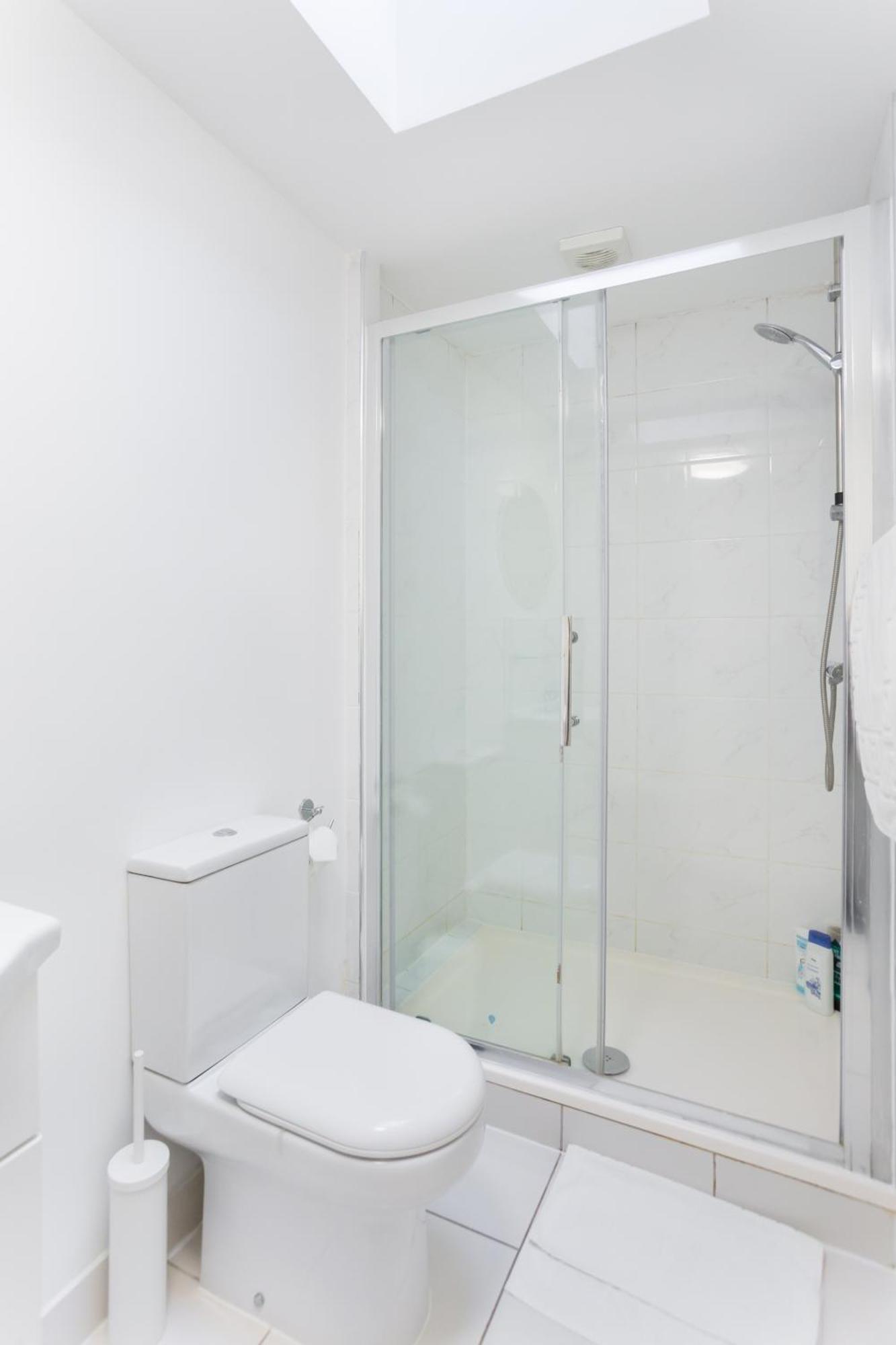 Wood Budget - Next To Mall & Metro Station - 10 Min To Center Ferienhaus