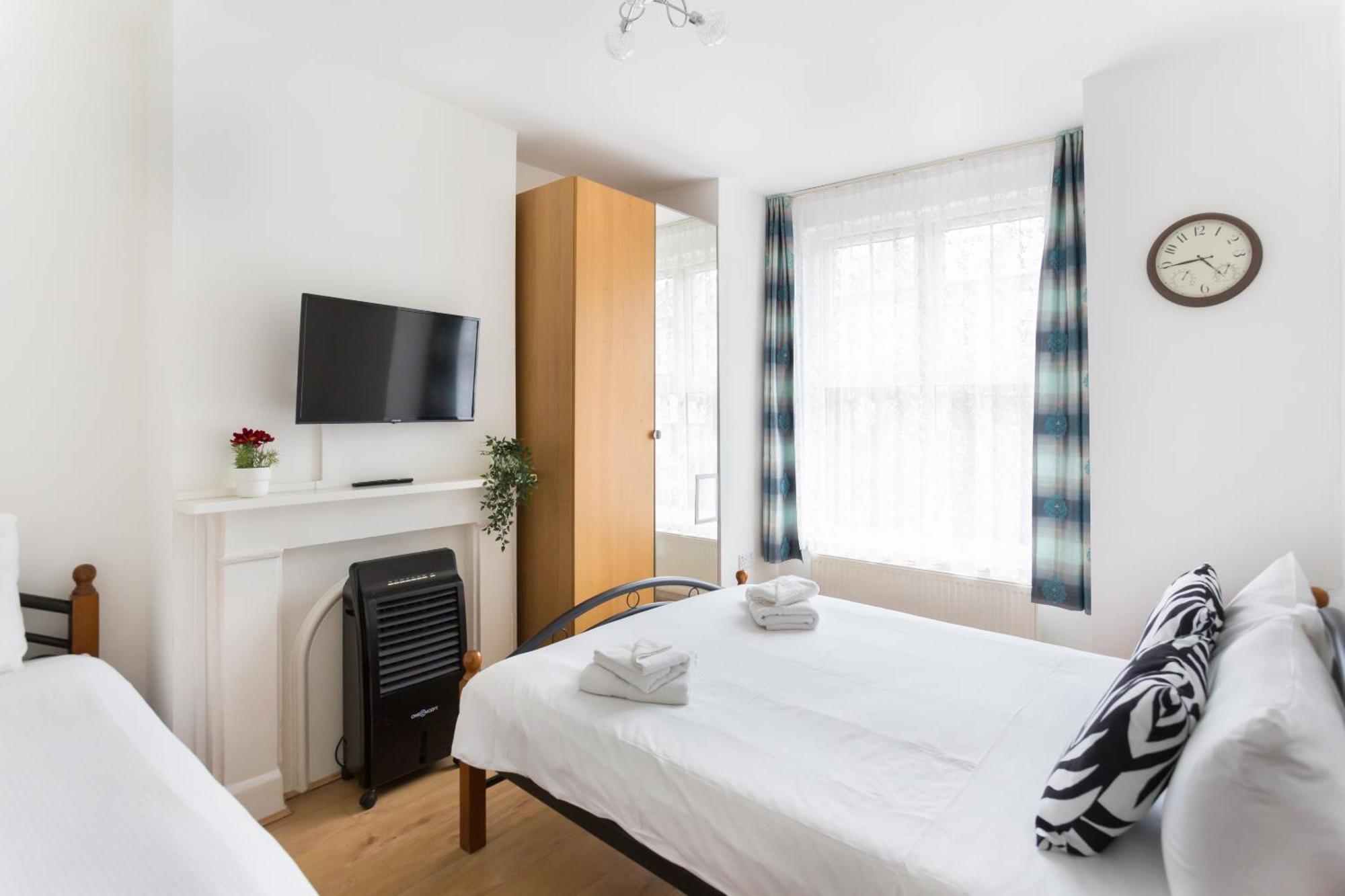 Ferienhaus Wood Budget - Next To Mall & Metro Station - 10 Min To Center *