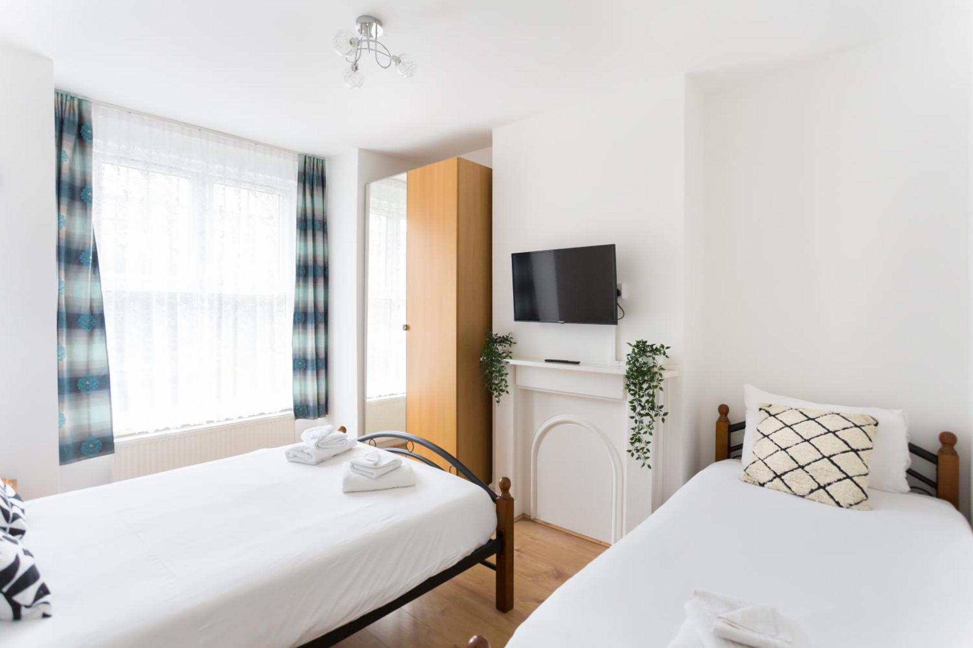 Wood Budget - Next To Mall & Metro Station - 10 Min To Center