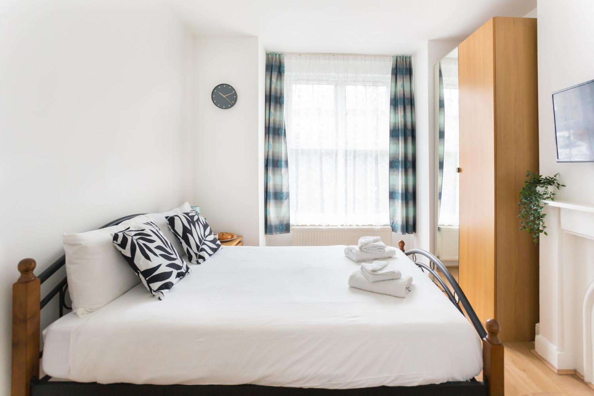 Ferienhaus Wood Budget - Next To Mall & Metro Station - 10 Min To Center *
