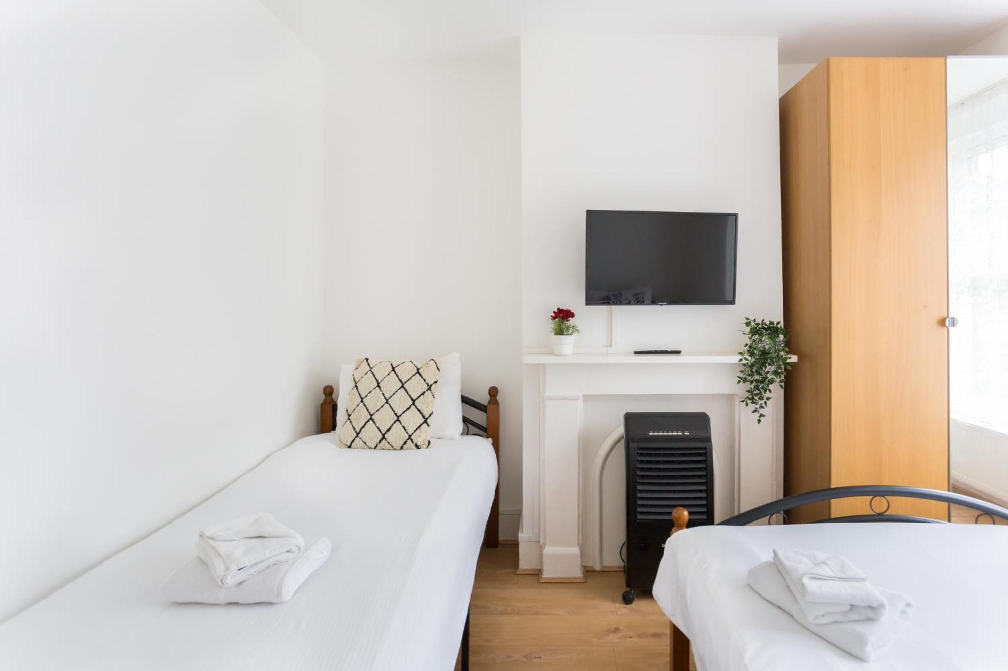 Wood Budget - Next To Mall & Metro Station - 10 Min To Center