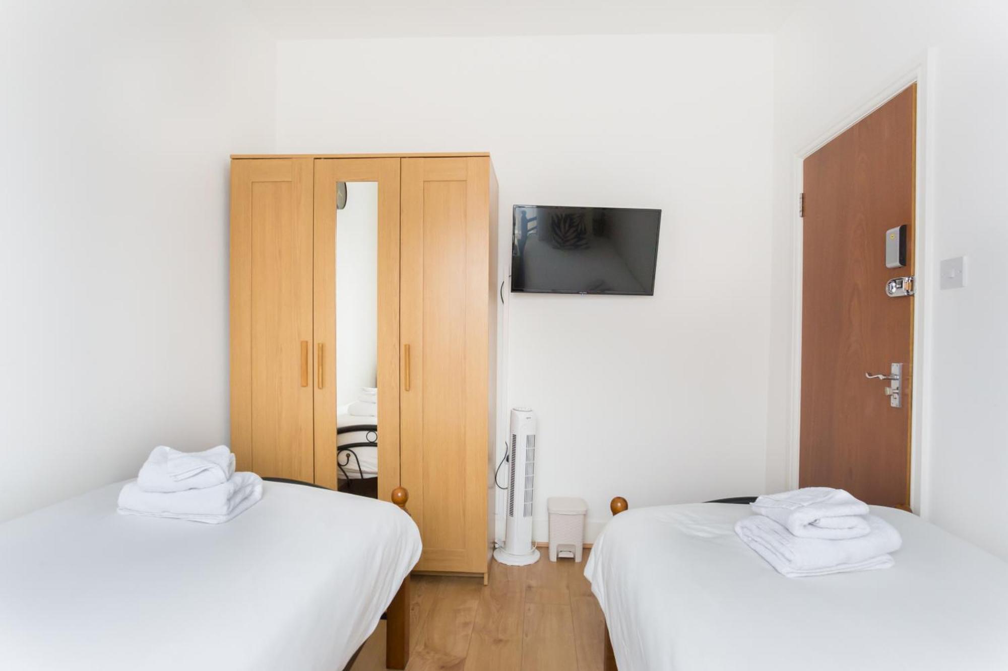 Ferienhaus Wood Budget - Next To Mall & Metro Station - 10 Min To Center London