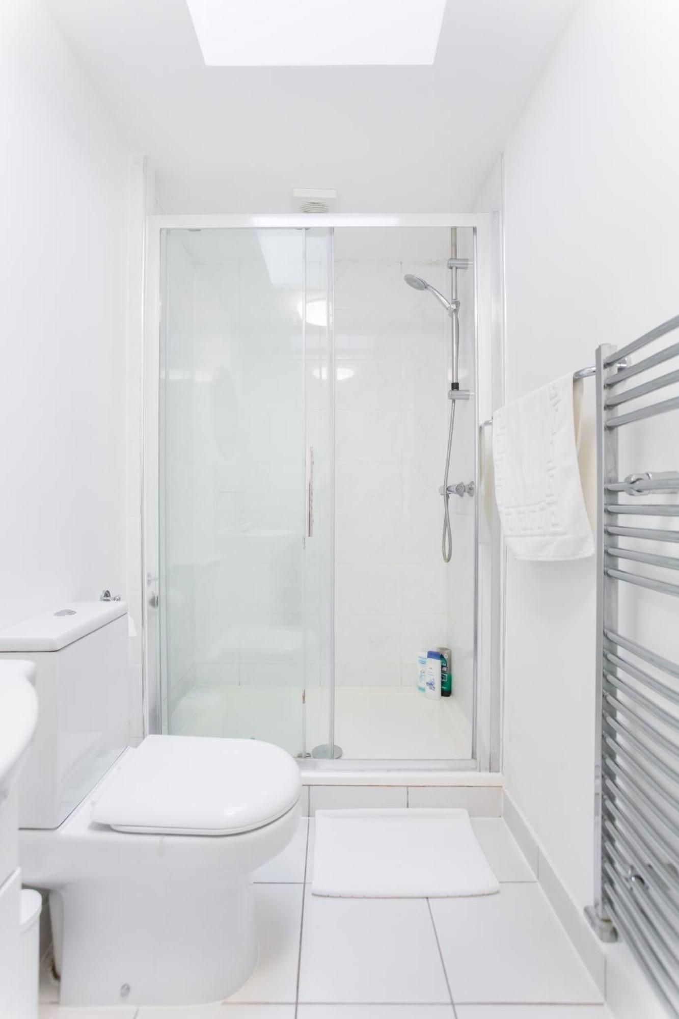 Ferienhaus Wood Budget - Next To Mall & Metro Station - 10 Min To Center *