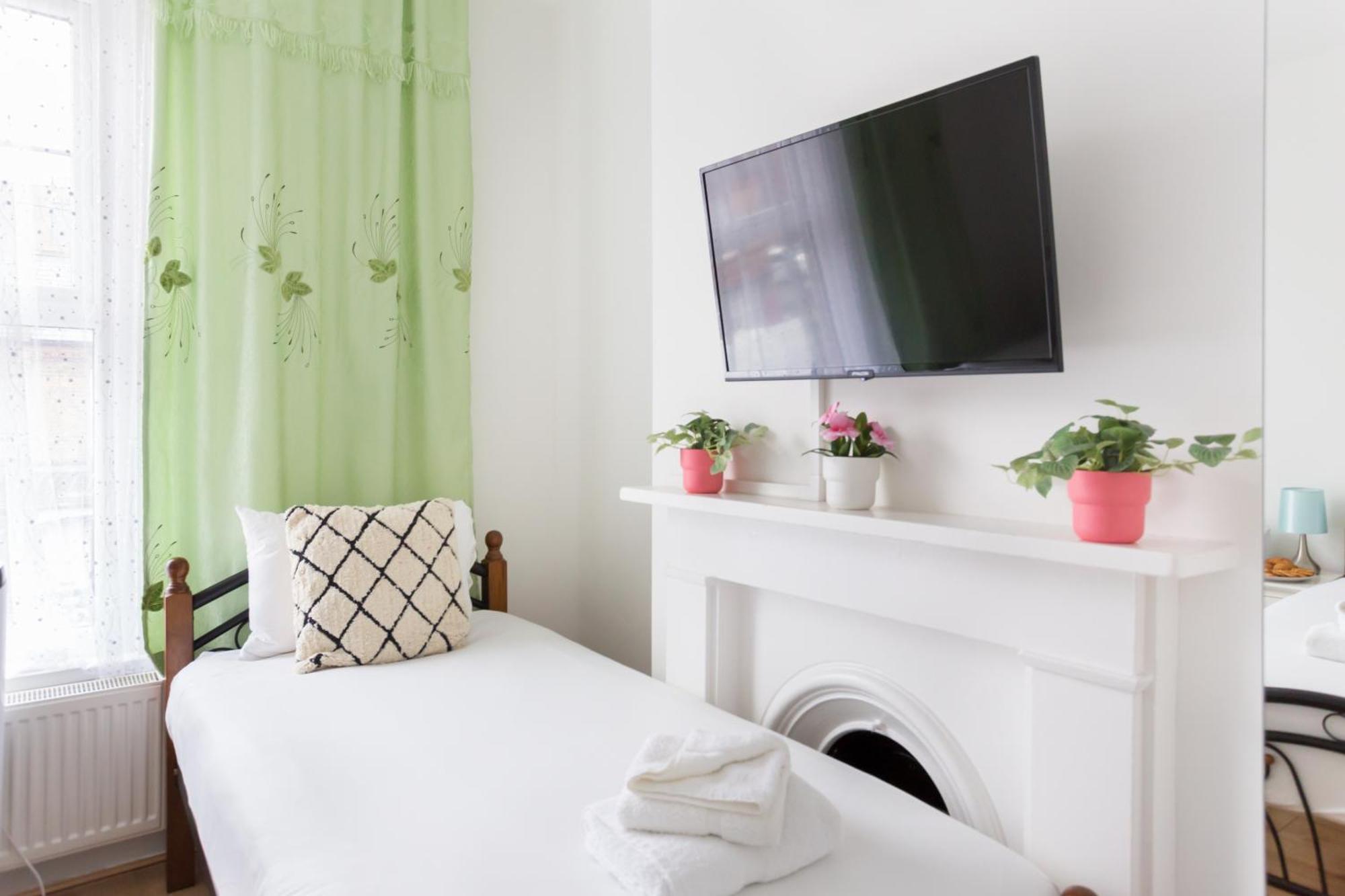 Wood Budget - Next To Mall & Metro Station - 10 Min To Center Ferienhaus *