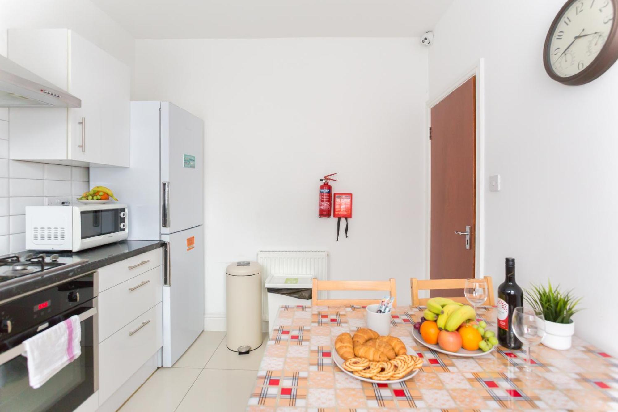 Wood Budget - Next To Mall & Metro Station - 10 Min To Center Ferienhaus London