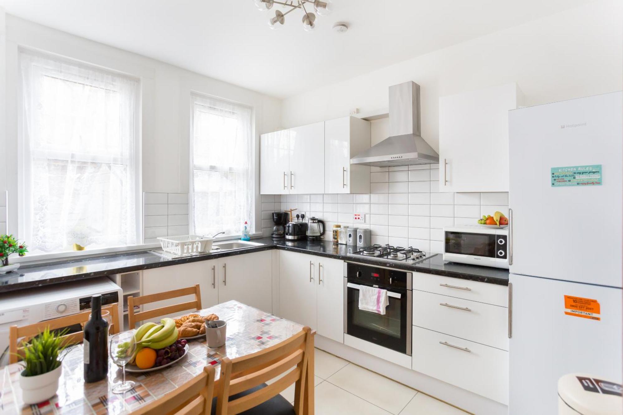 Wood Budget - Next To Mall & Metro Station - 10 Min To Center Ferienhaus