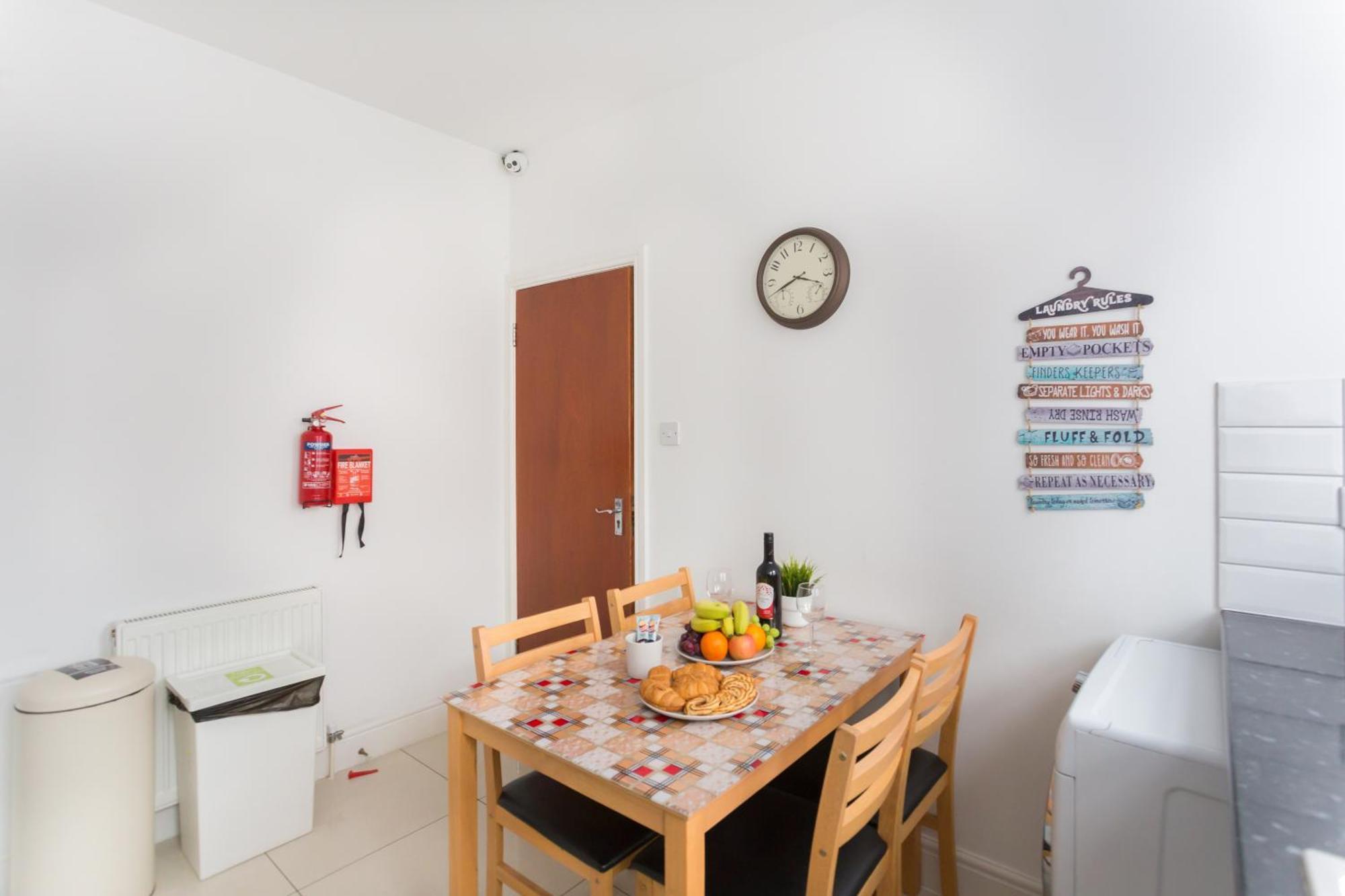 Ferienhaus Wood Budget - Next To Mall & Metro Station - 10 Min To Center *