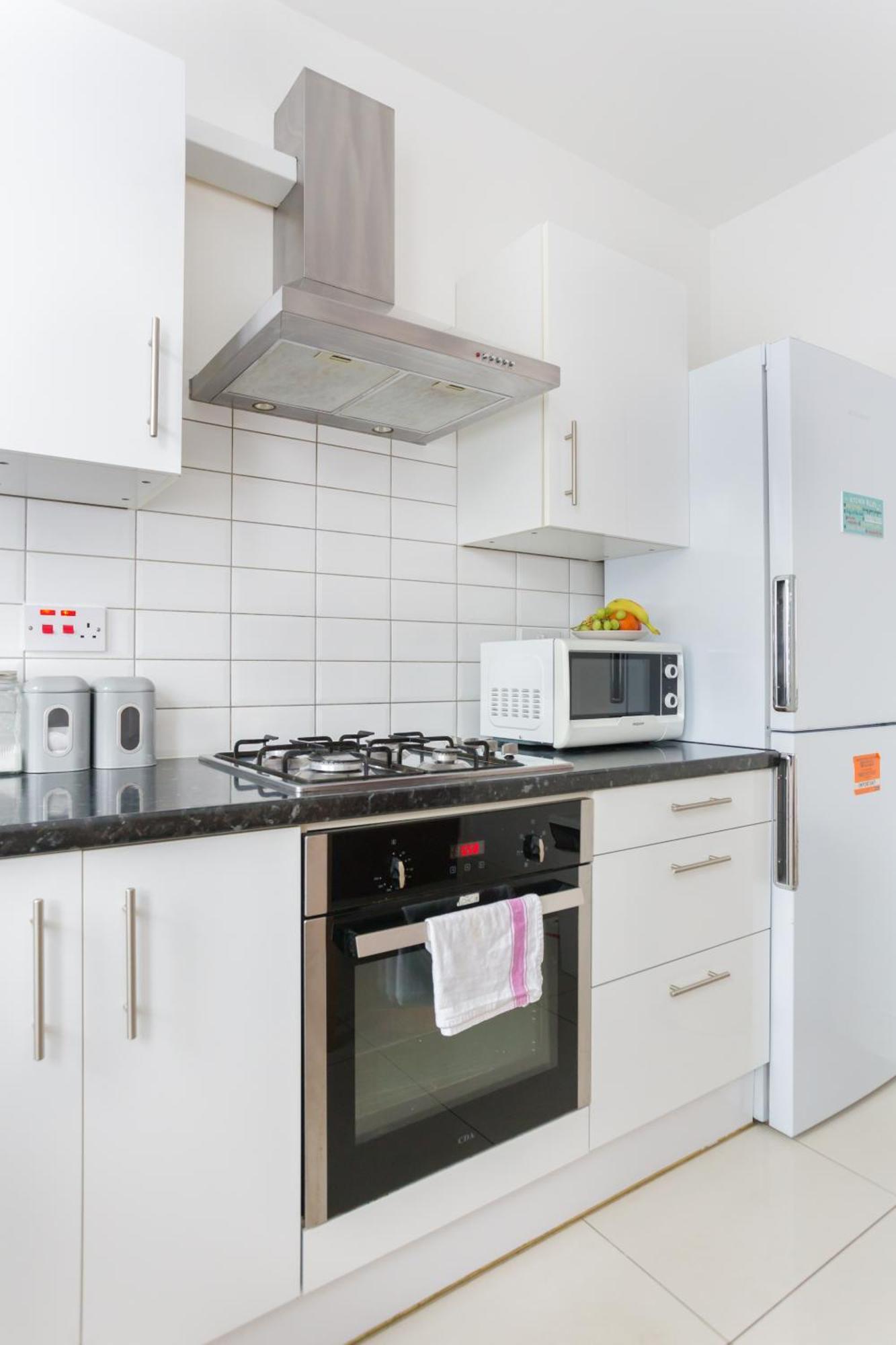 Wood Budget - Next To Mall & Metro Station - 10 Min To Center Ferienhaus *