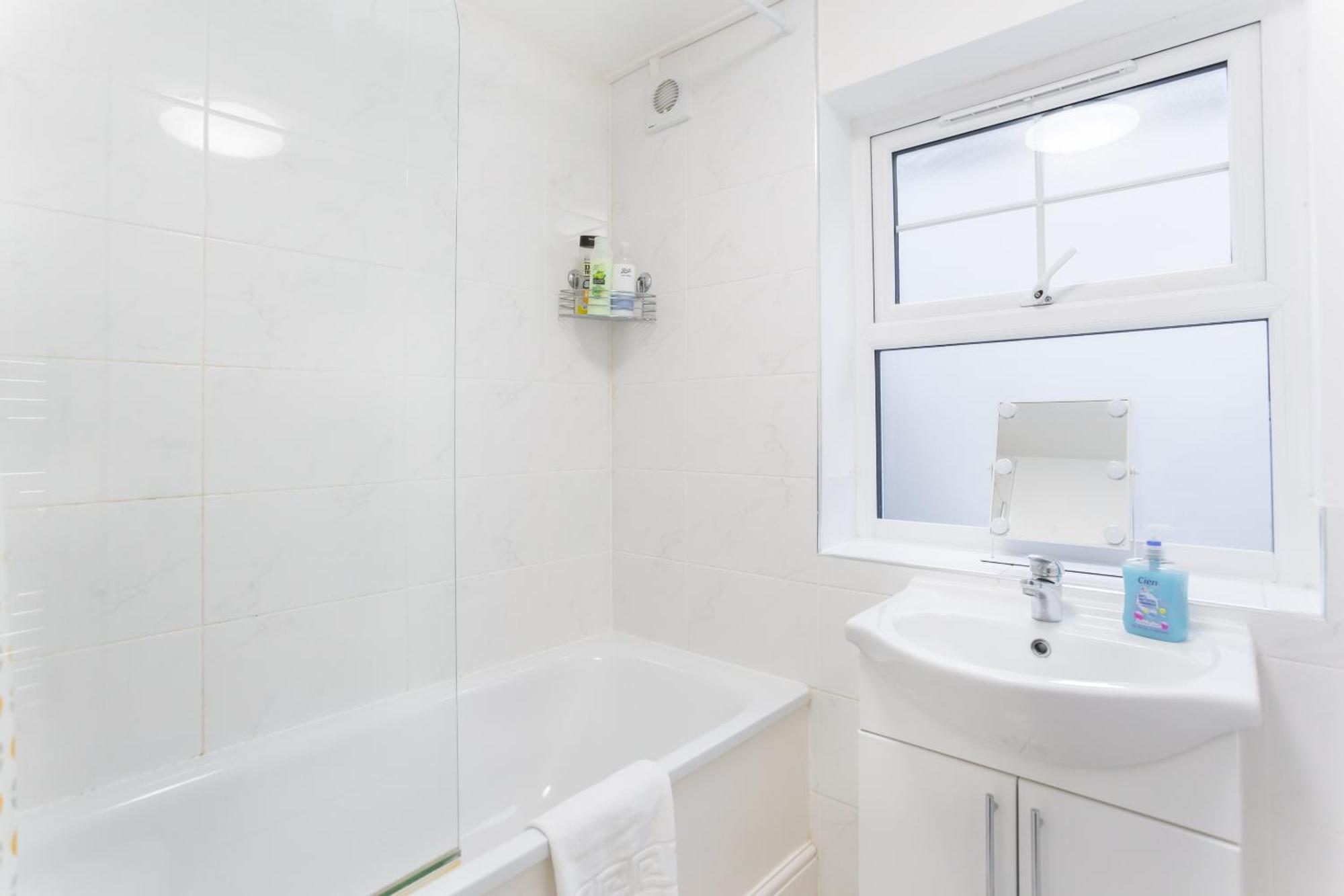Wood Budget - Next To Mall & Metro Station - 10 Min To Center Ferienhaus