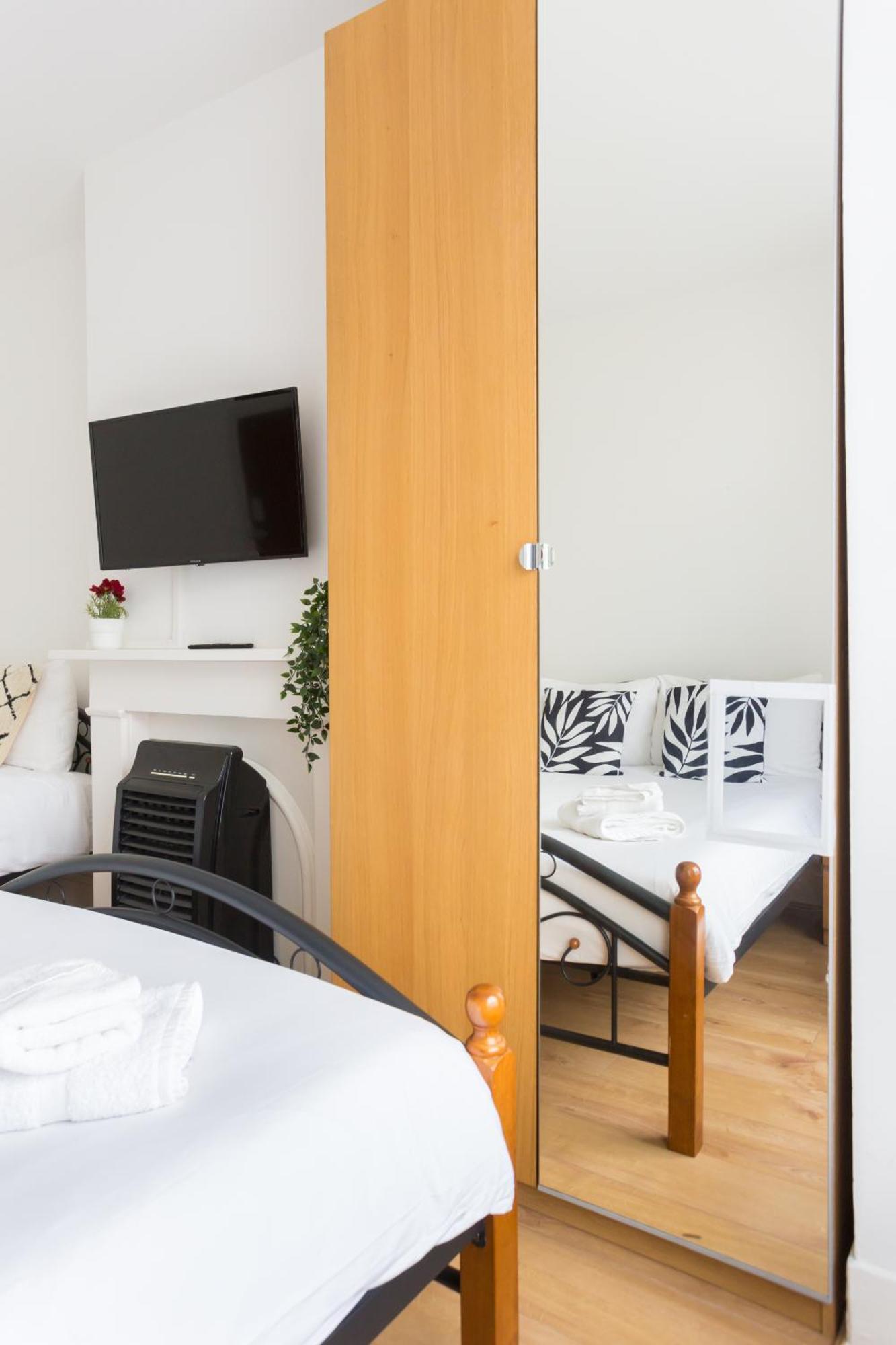 Wood Budget - Next To Mall & Metro Station - 10 Min To Center Ferienhaus *