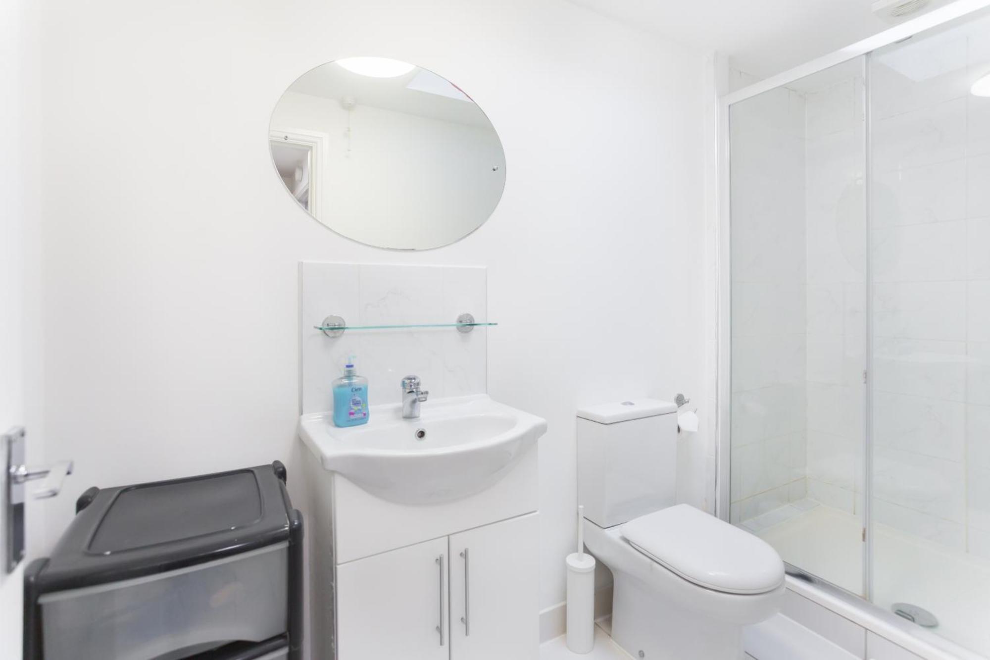 Ferienhaus Wood Budget - Next To Mall & Metro Station - 10 Min To Center London