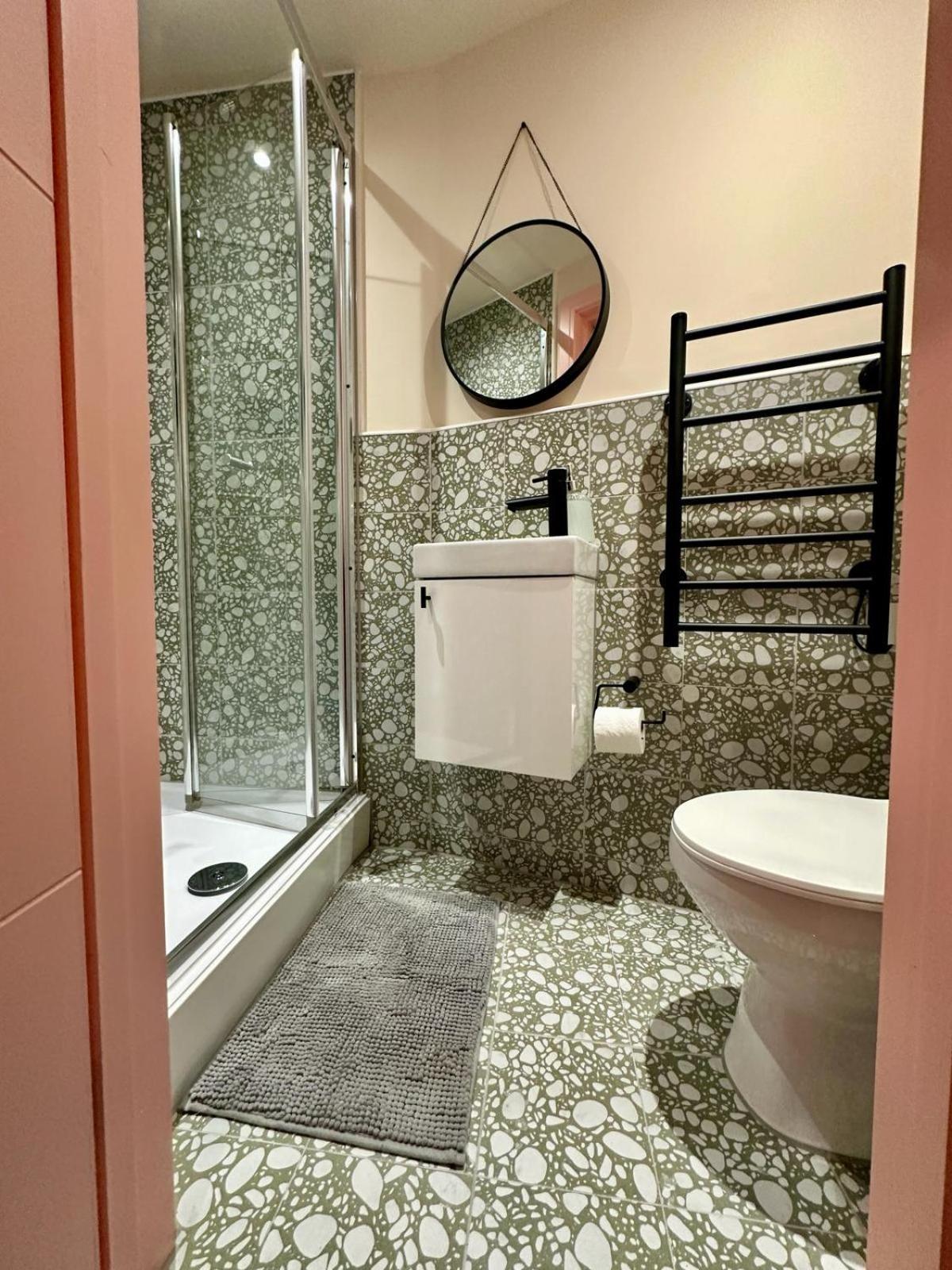 Gasthuis Cozy En-suite Loft In Trendy Local Londen