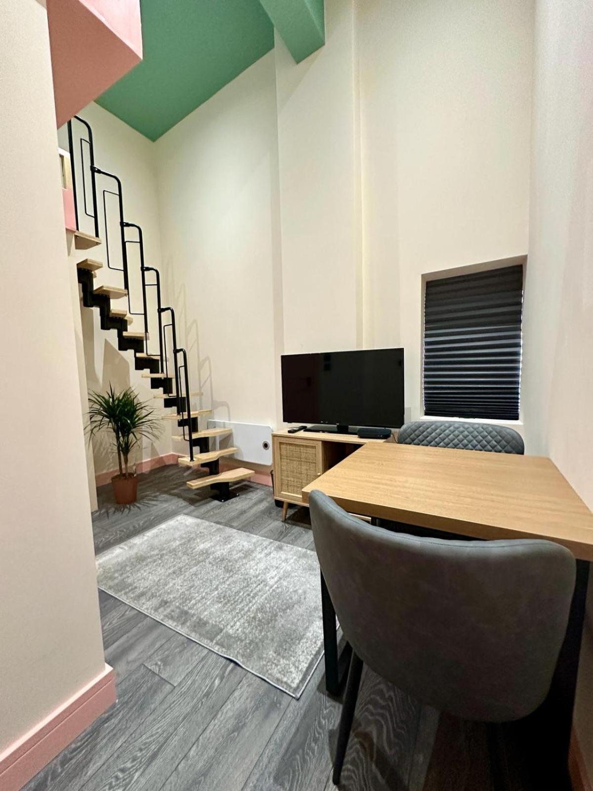 Gasthuis Cozy En-suite Loft In Trendy Local Londen
