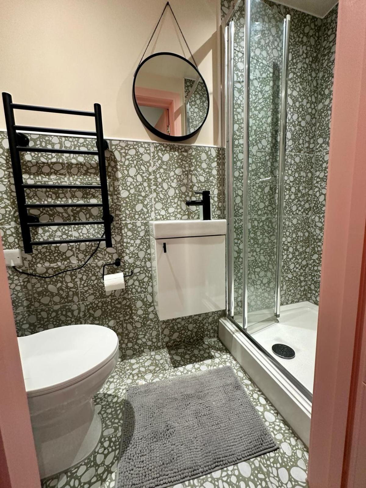 Gasthuis Cozy En-suite Loft In Trendy Local Londen