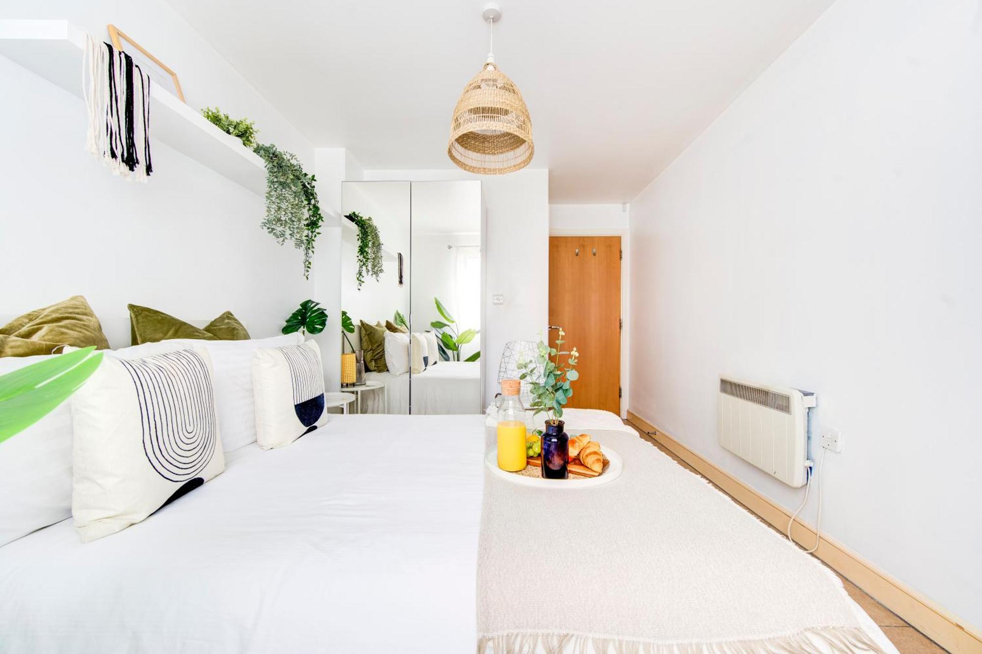 Boho Chic Tower Bridge Gem, Sleeps 8 Apartment