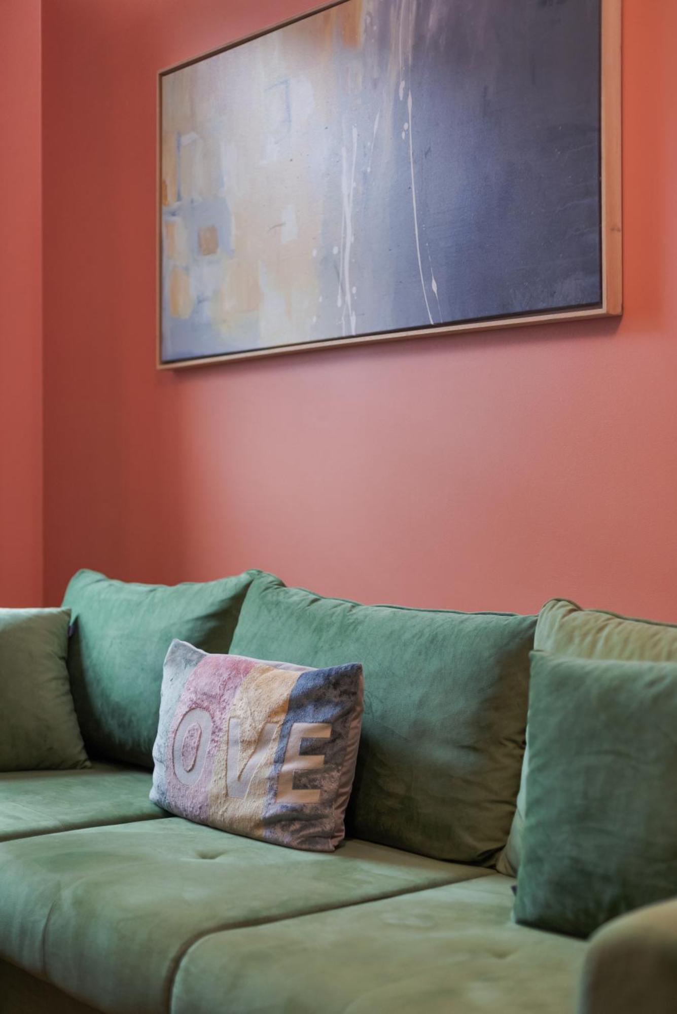 Apartment Cozy Retreat Near Downtown With Parking *