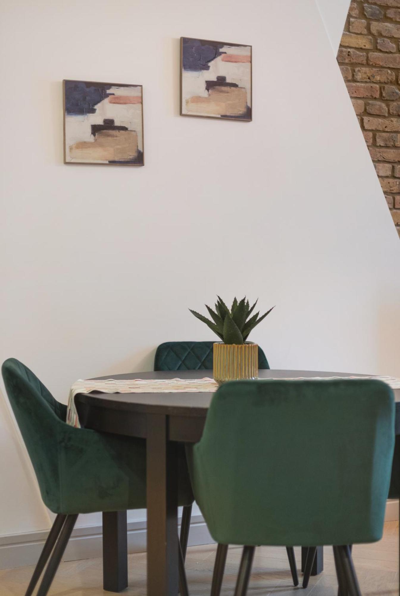 Cozy Retreat Near Downtown With Parking Apartment *