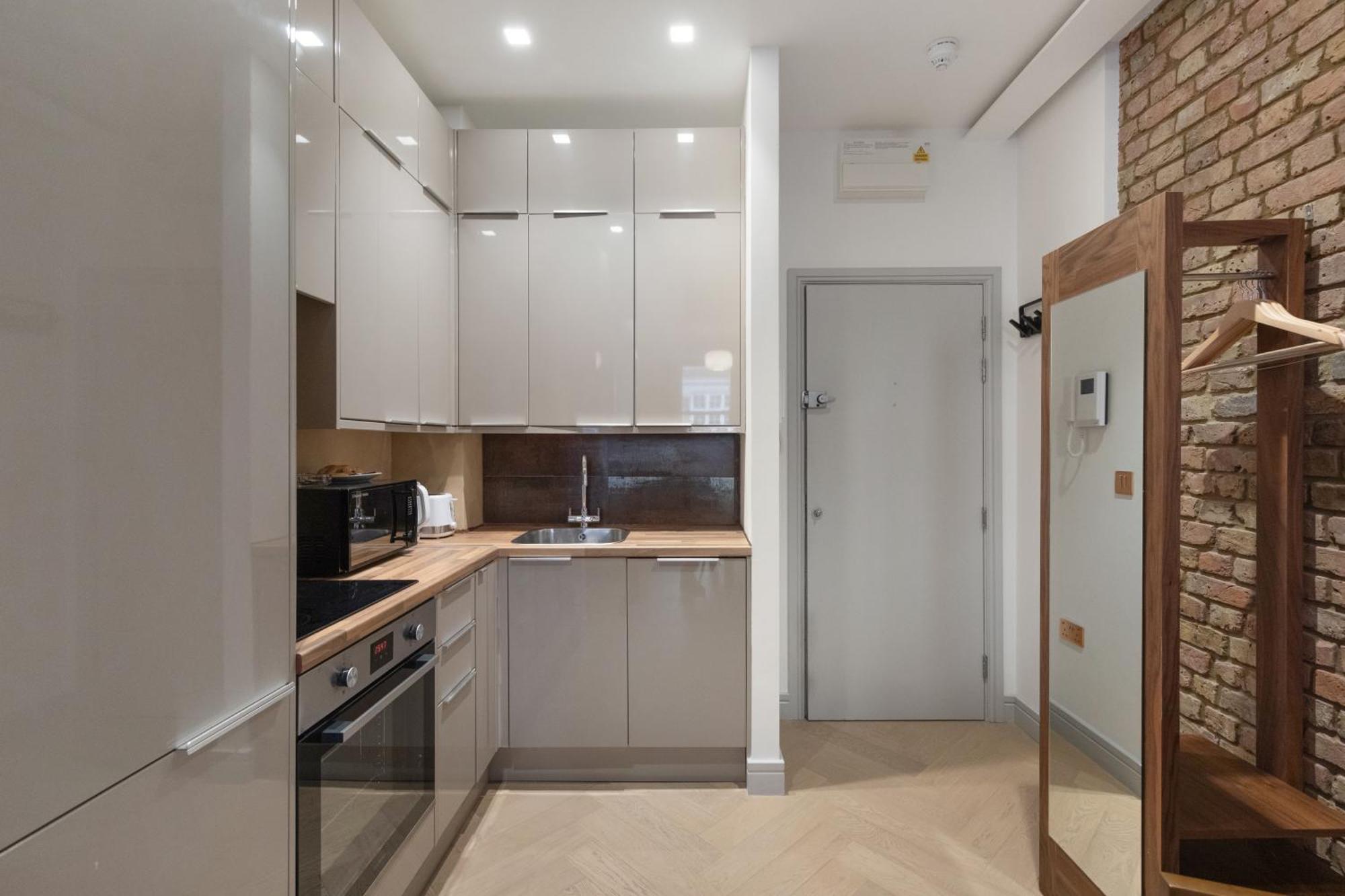 Cozy Retreat Near Downtown With Parking Apartment *