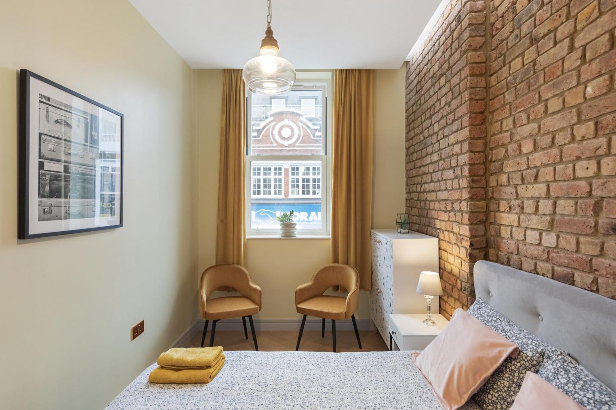 Cozy Retreat Near Downtown With Parking * London