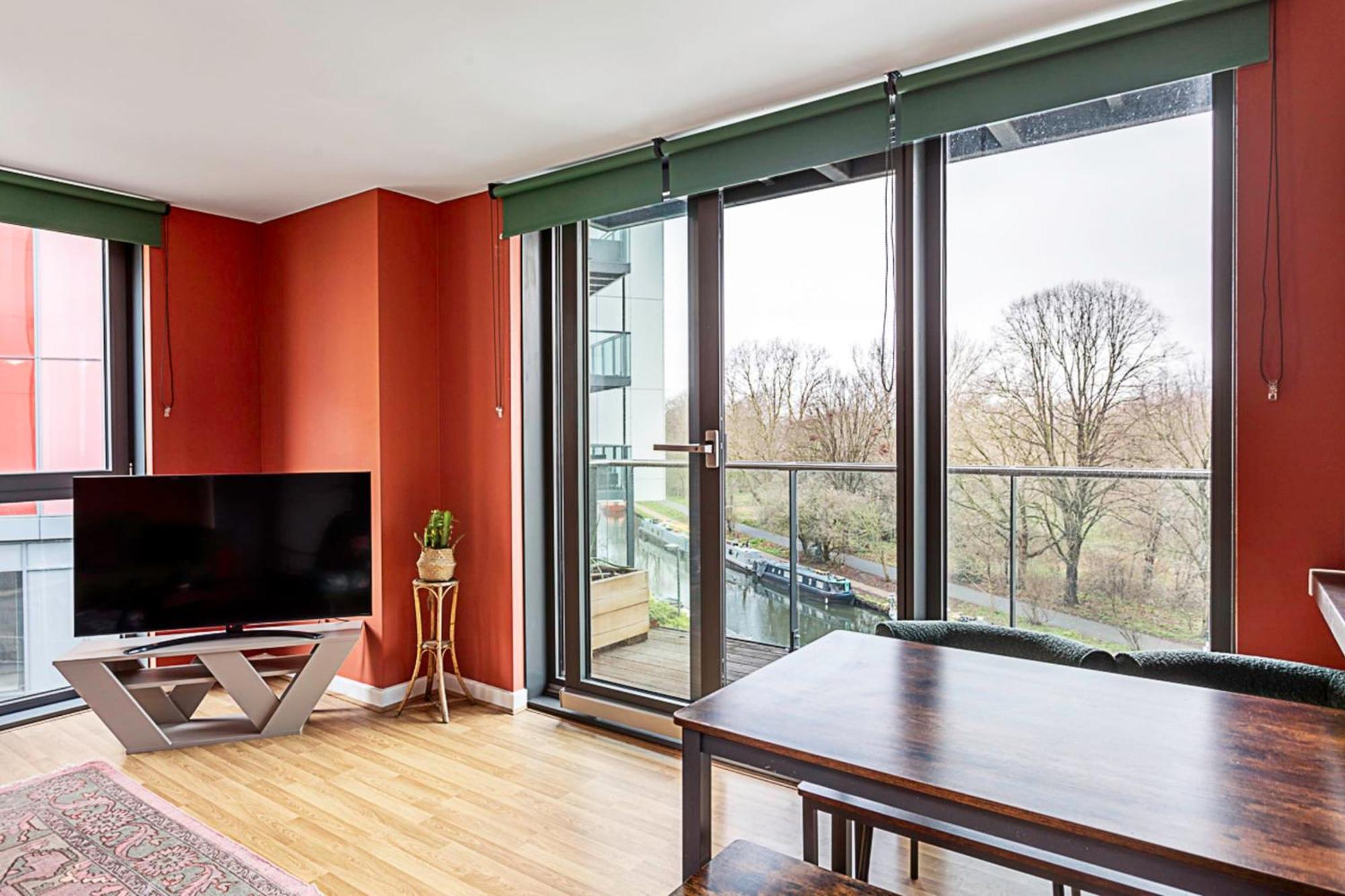 Vibrant And Modern With Canal Views * London