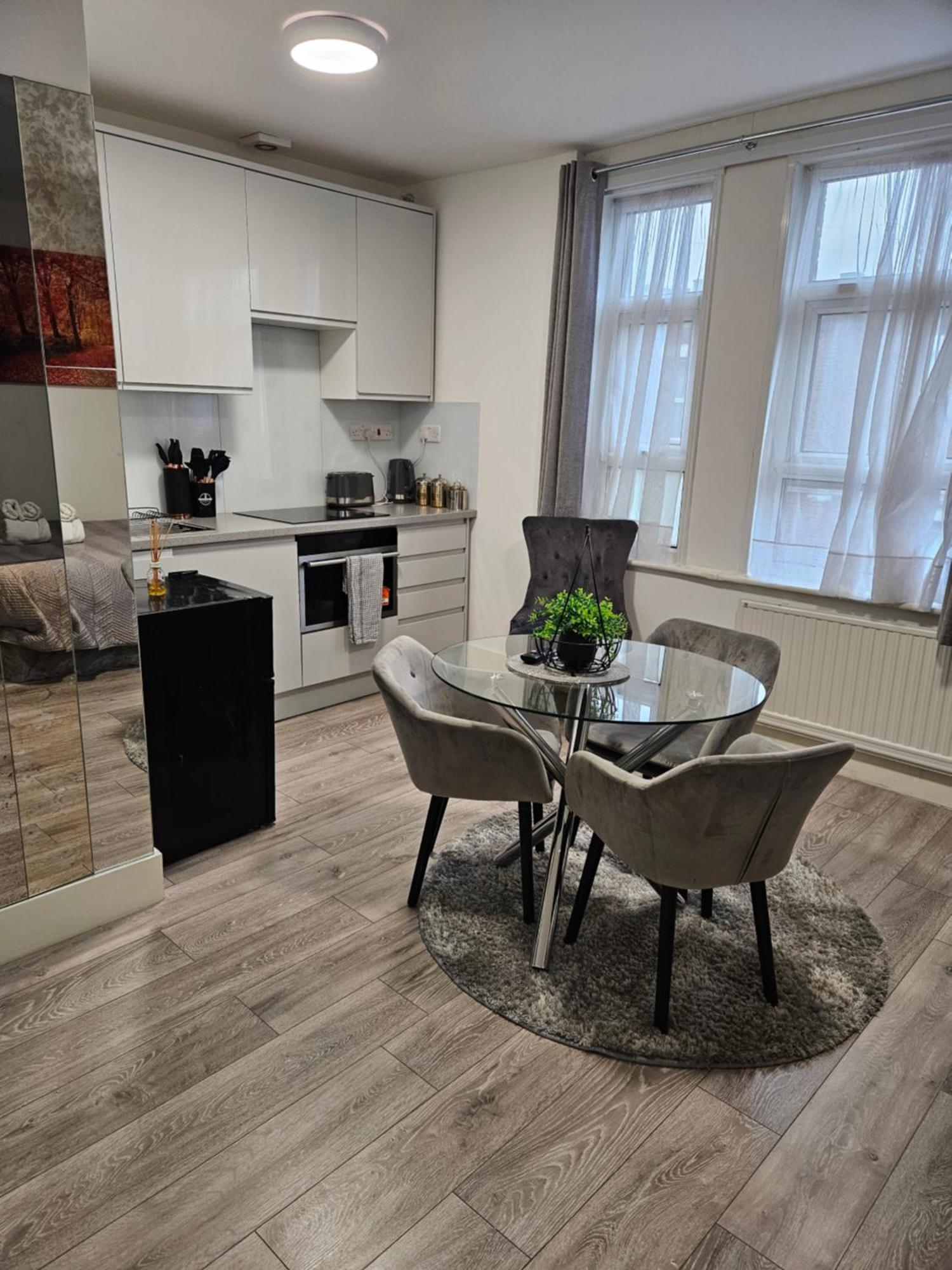 Newly Refurbished In Kensal F London