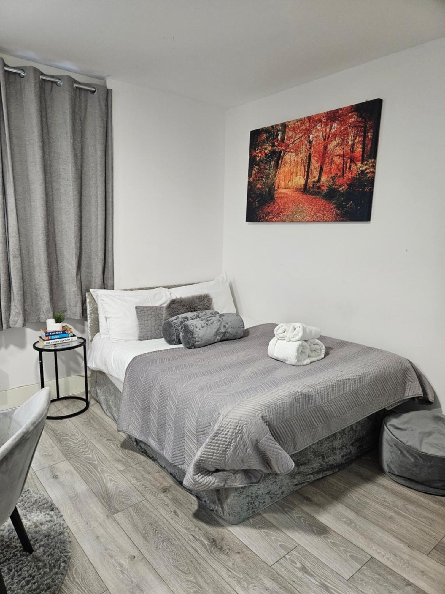 Newly Refurbished In Kensal F London