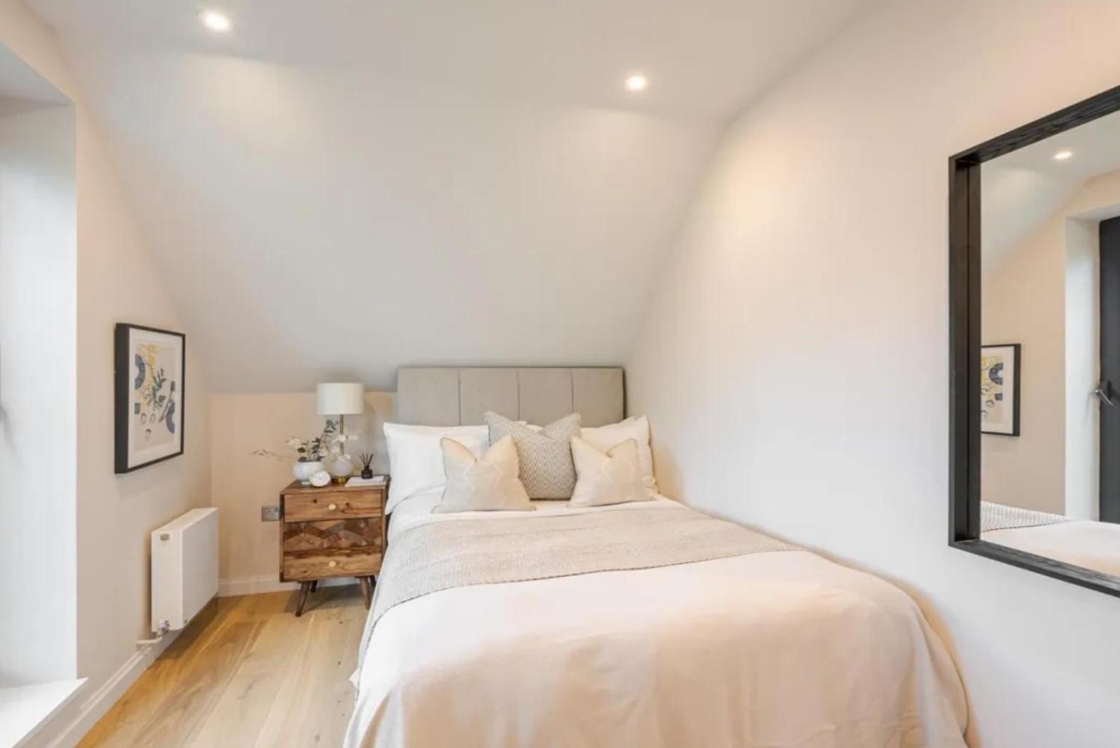 Apartment Kings Mews Elegance: City Sparrow's Premier 3-bedroom Residences *