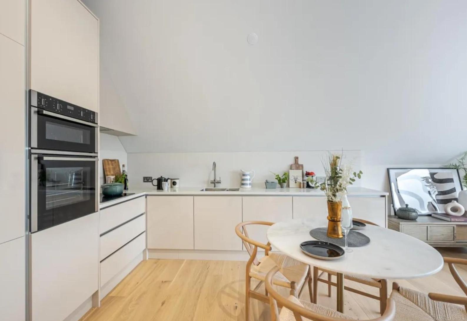 Kings Mews Elegance: City Sparrow's Premier 3-bedroom Residences Apartment *