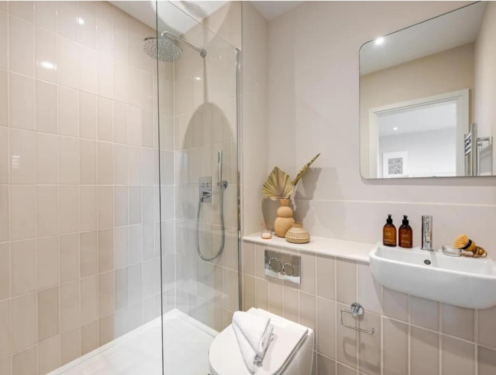 Apartment Kings Mews Elegance: City Sparrow's Premier 3-bedroom Residences *