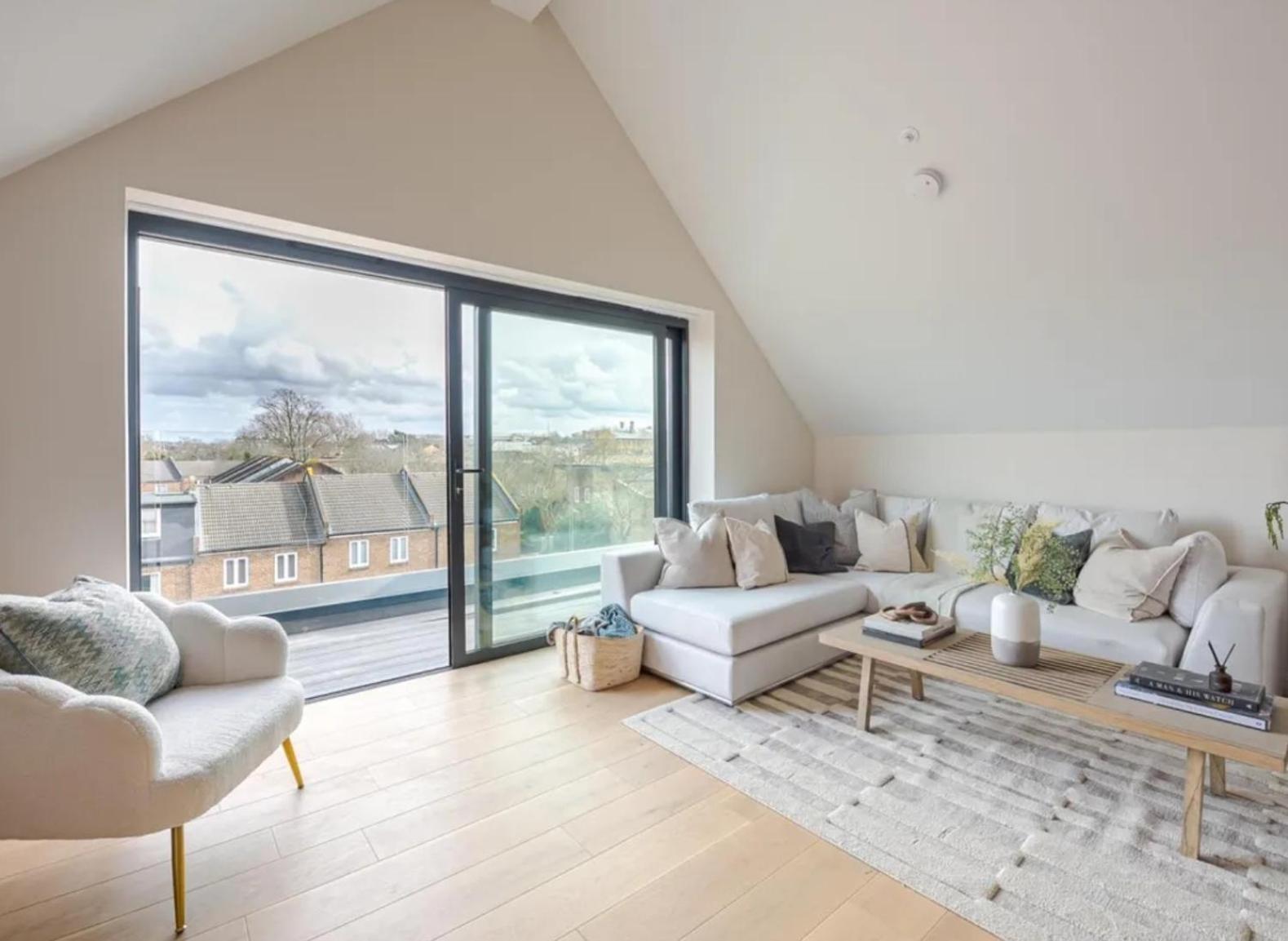 Apartment Kings Mews Elegance: City Sparrow's Premier 3-bedroom Residences *