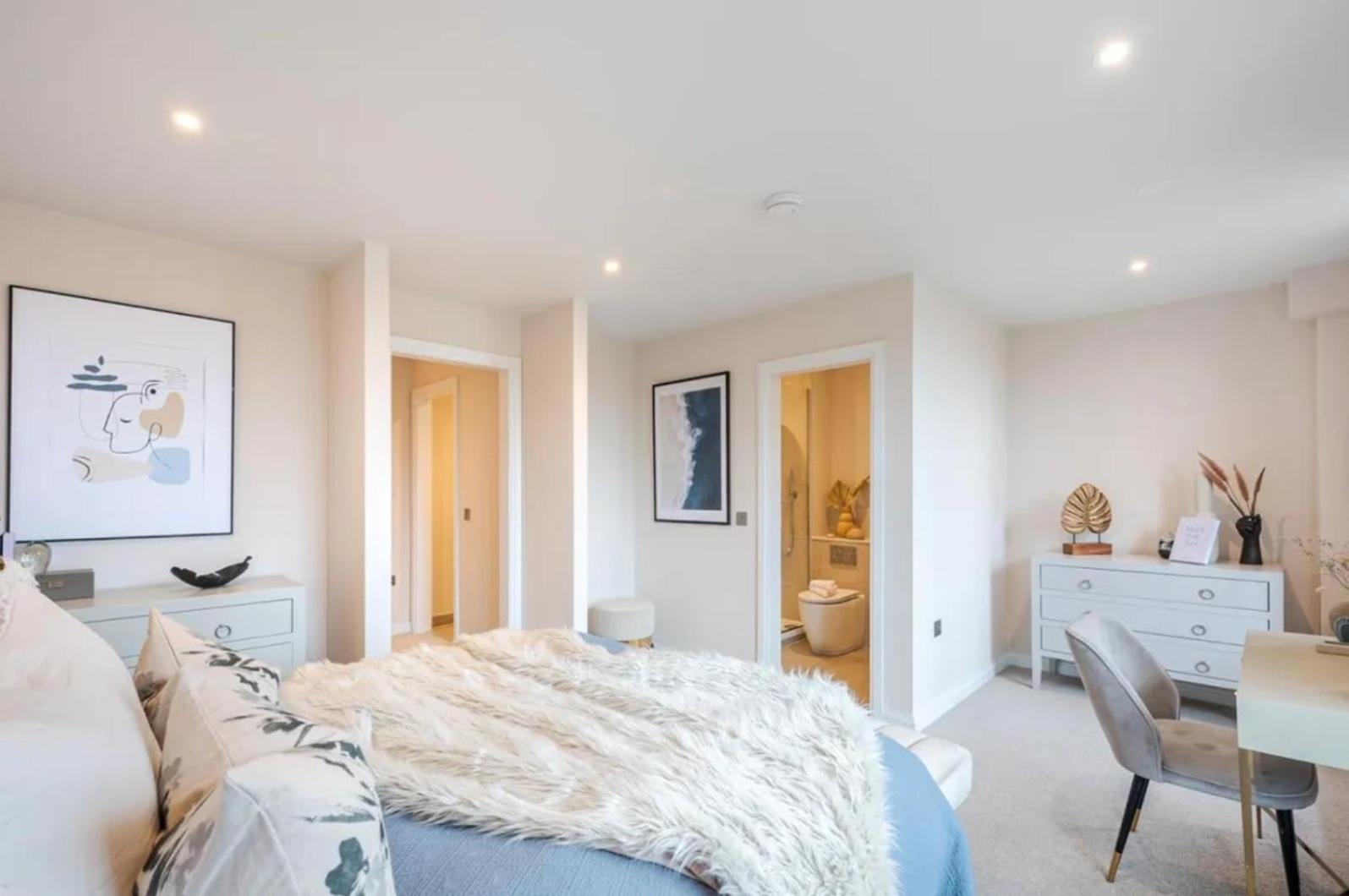 Kings Mews Elegance: City Sparrow's Premier 3-bedroom Residences
