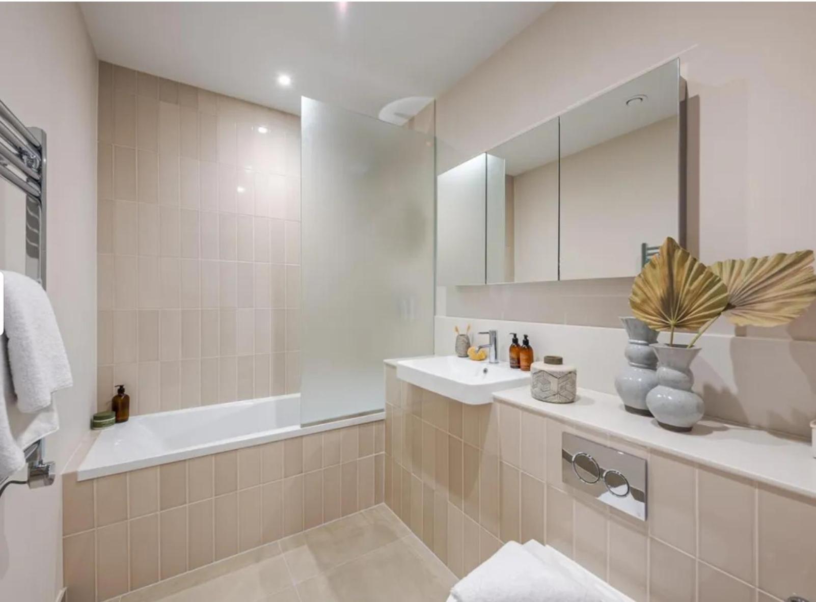 Kings Mews Elegance: City Sparrow's Premier 3-bedroom Residences Apartment London