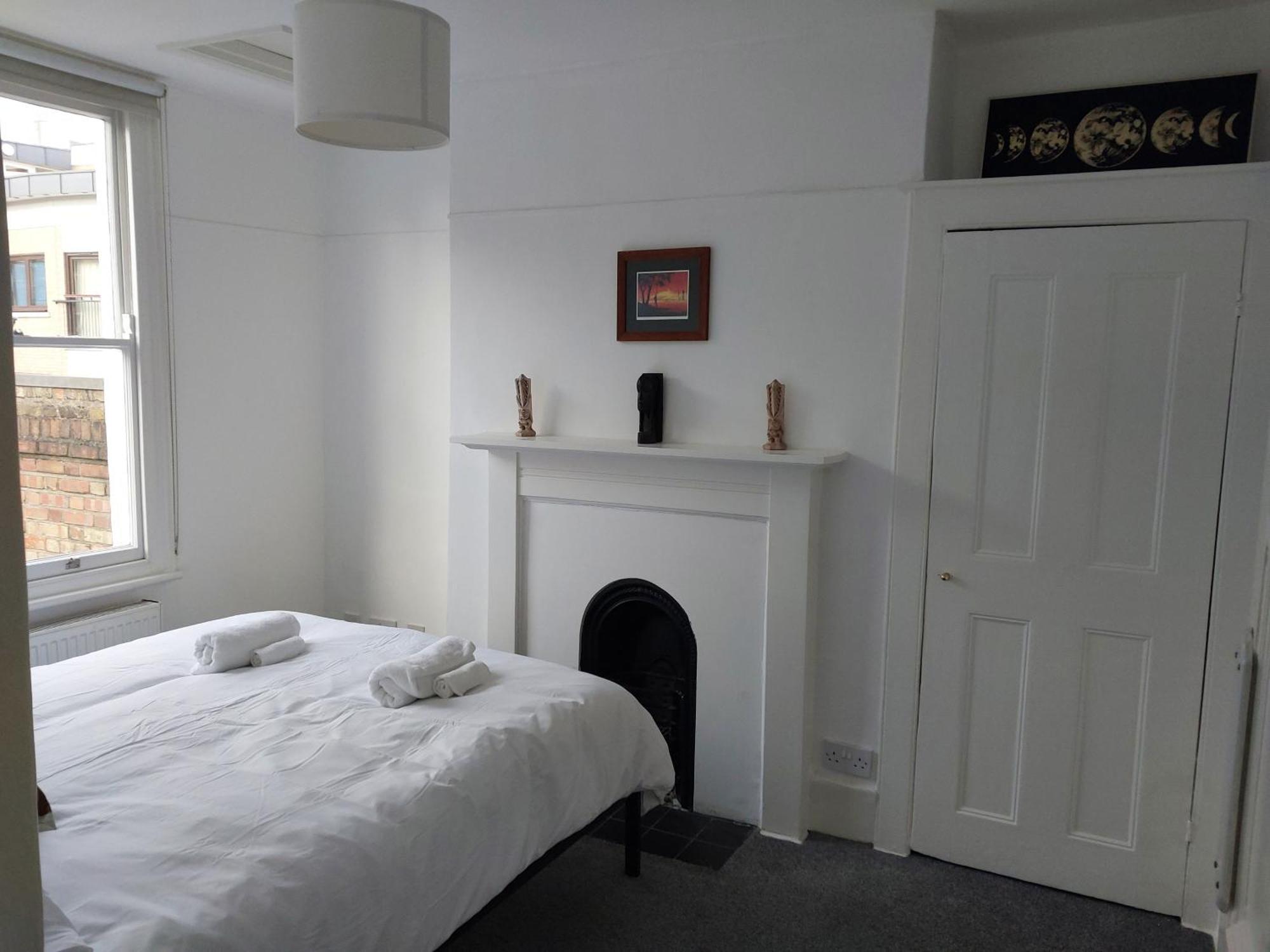 Large Serene Victorian Abode In Holiday home *