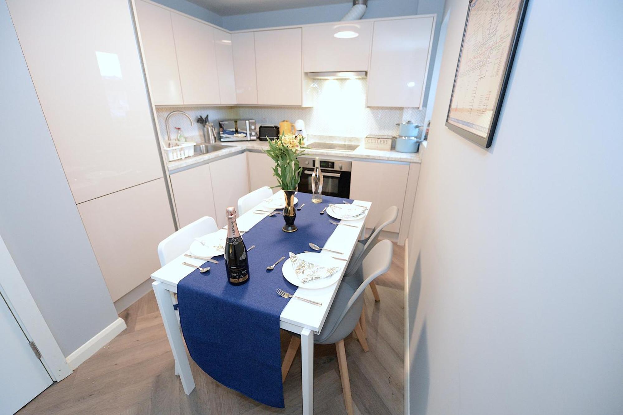 2 Bed Terraced Flat Piccadilly Line Appartement *