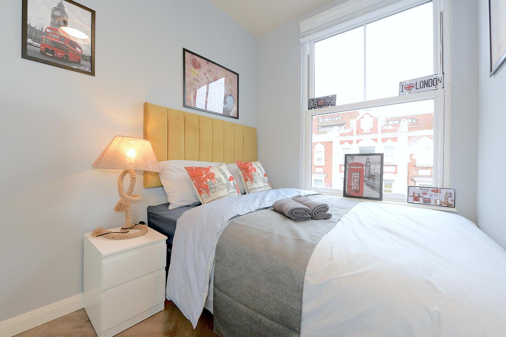 2 Bed Terraced Flat Piccadilly Line * Londen