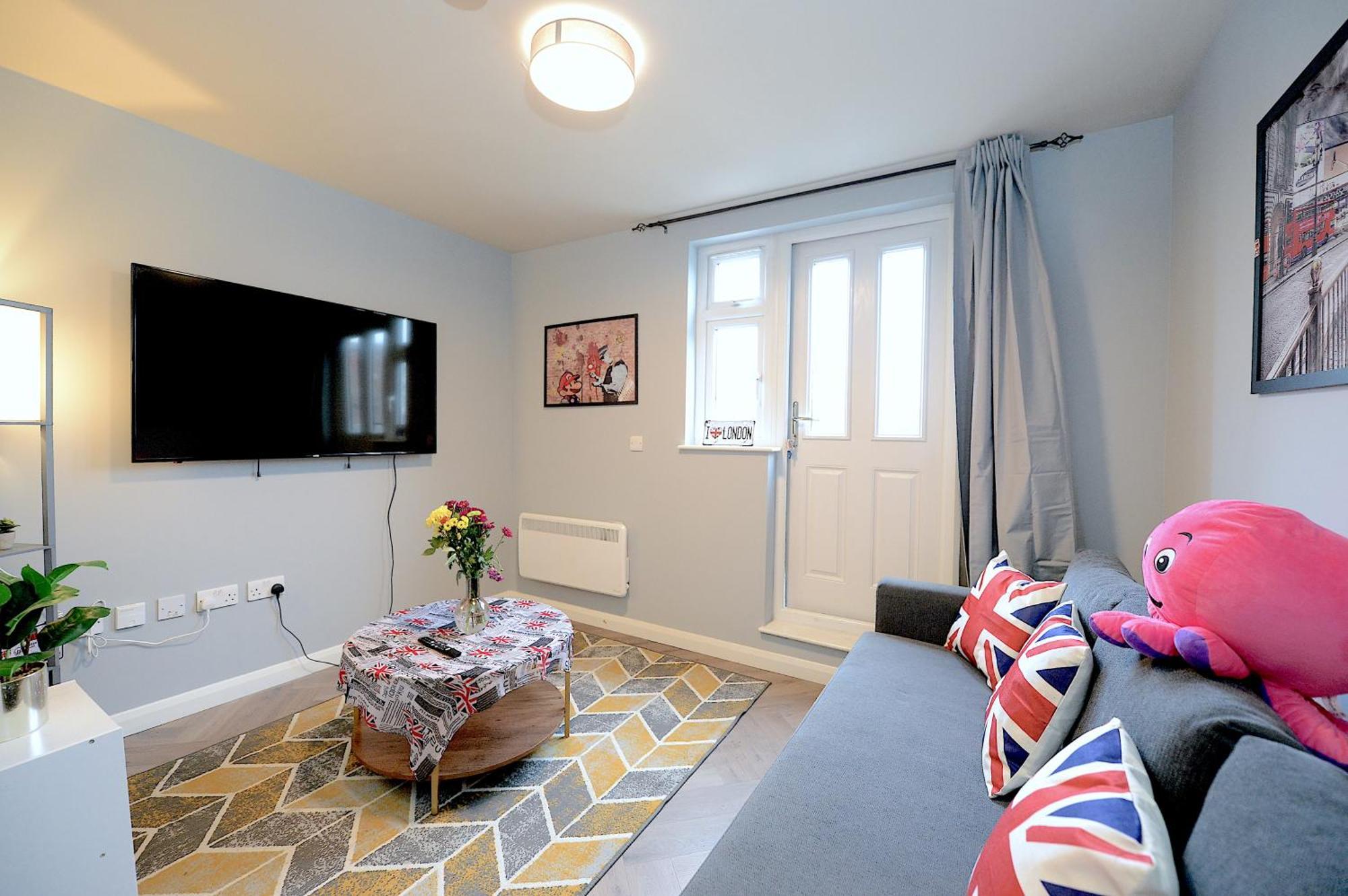 2 Bed Terraced Flat Piccadilly Line *