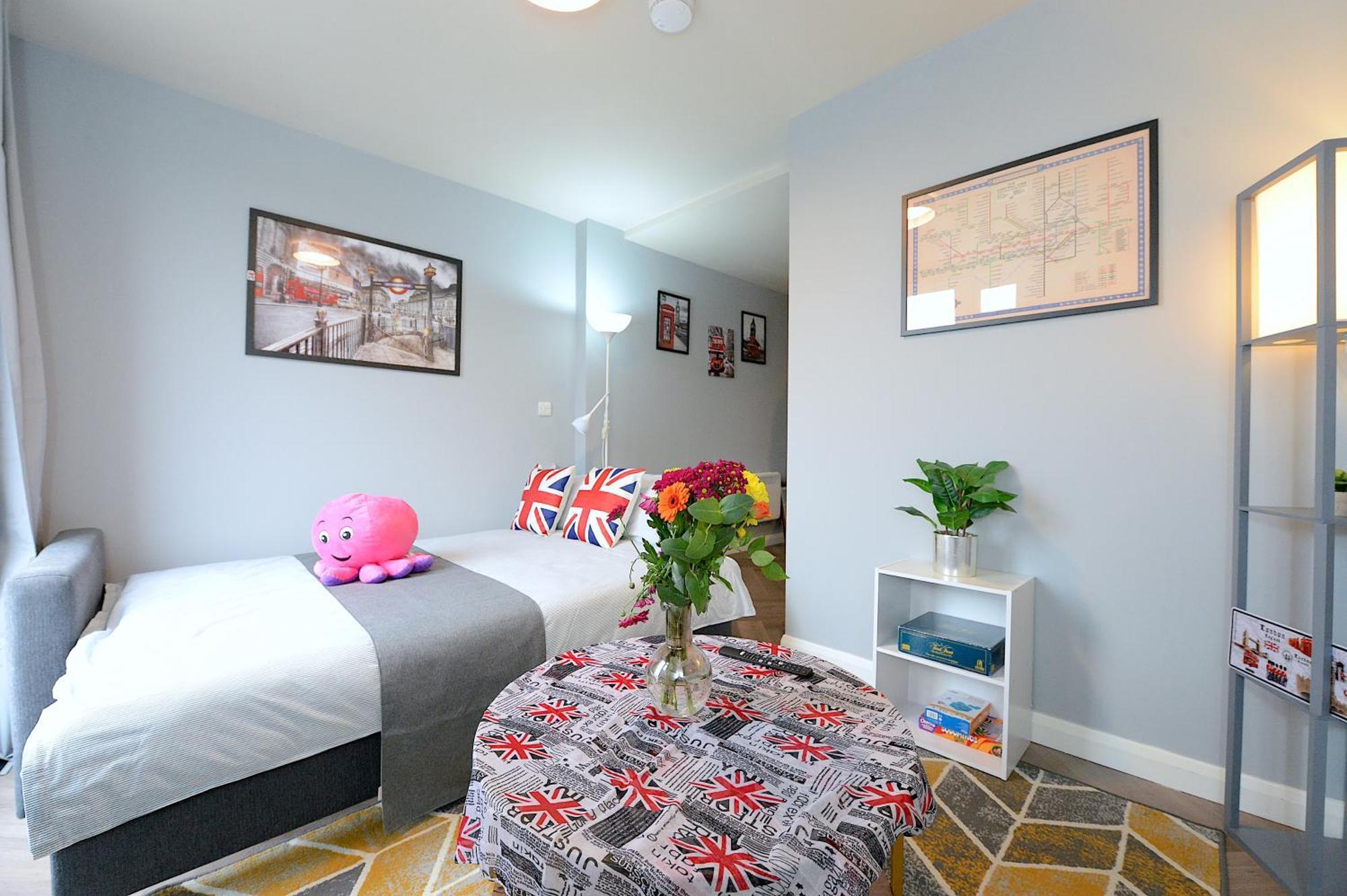 2 Bed Terraced Flat Piccadilly Line Appartement *