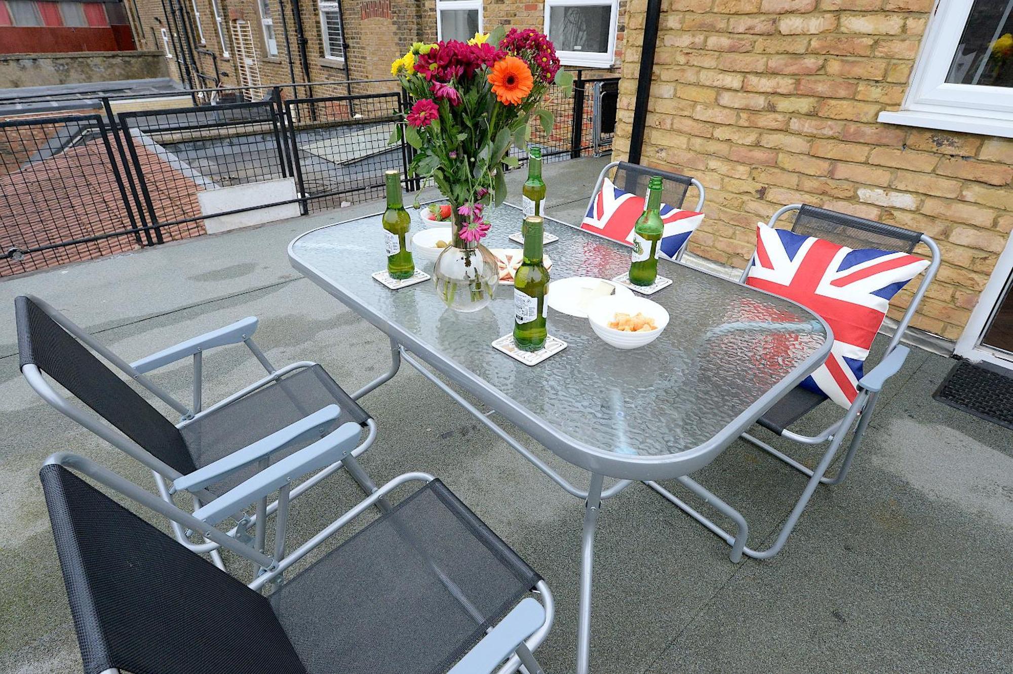 2 Bedroom Flat In Wood Piccadilly Line * London