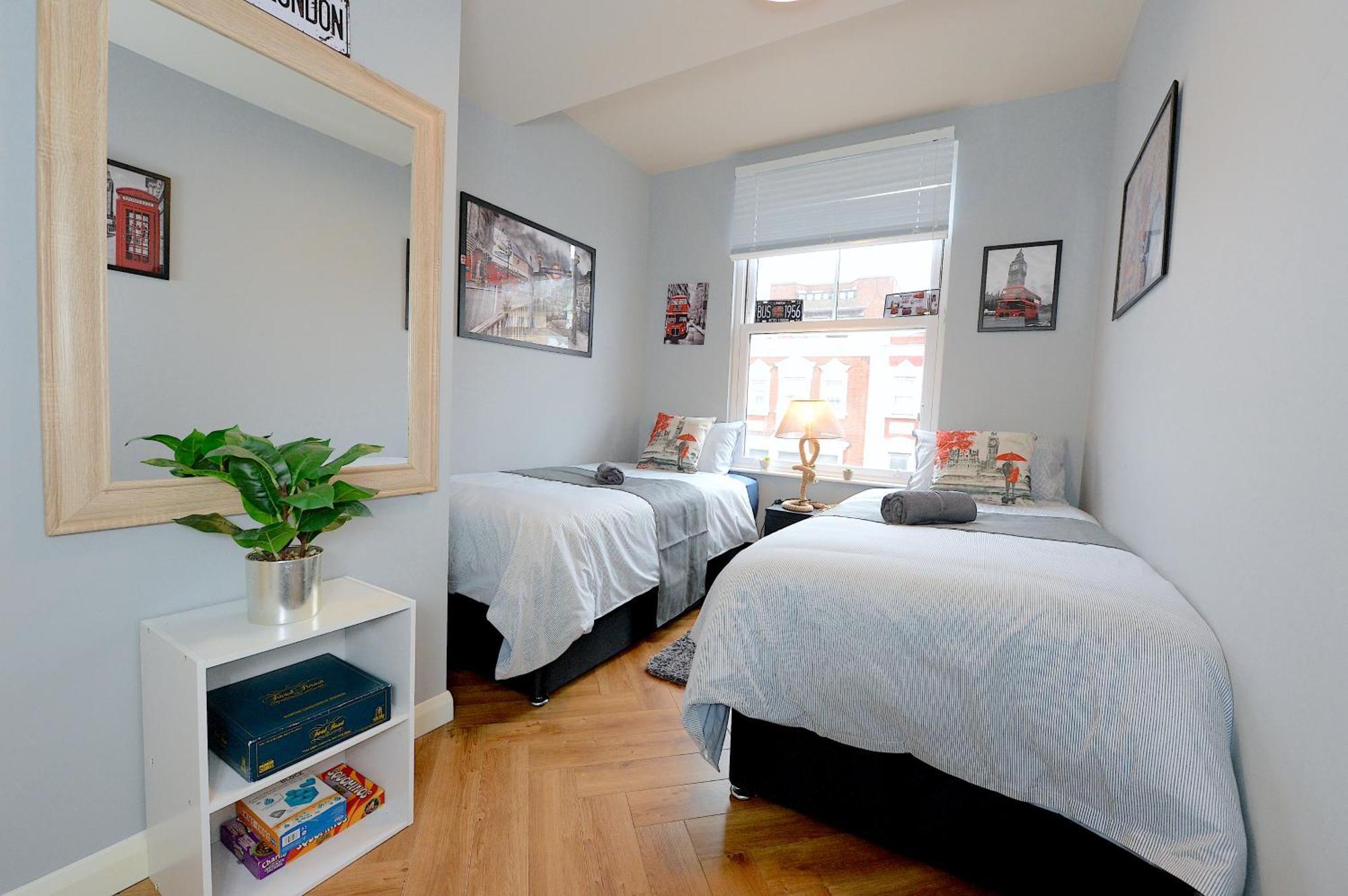 2 Bedroom Flat In Wood Piccadilly Line Apartment