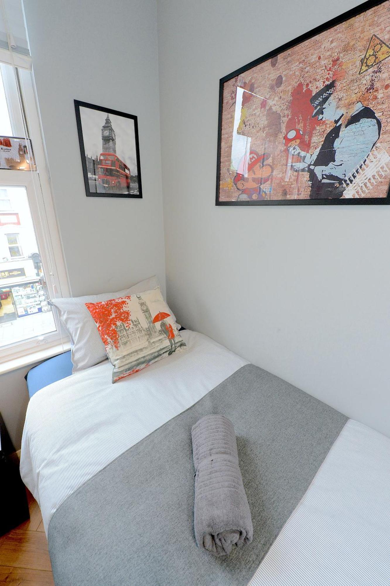 2 Bedroom Flat In Wood Piccadilly Line Apartment *
