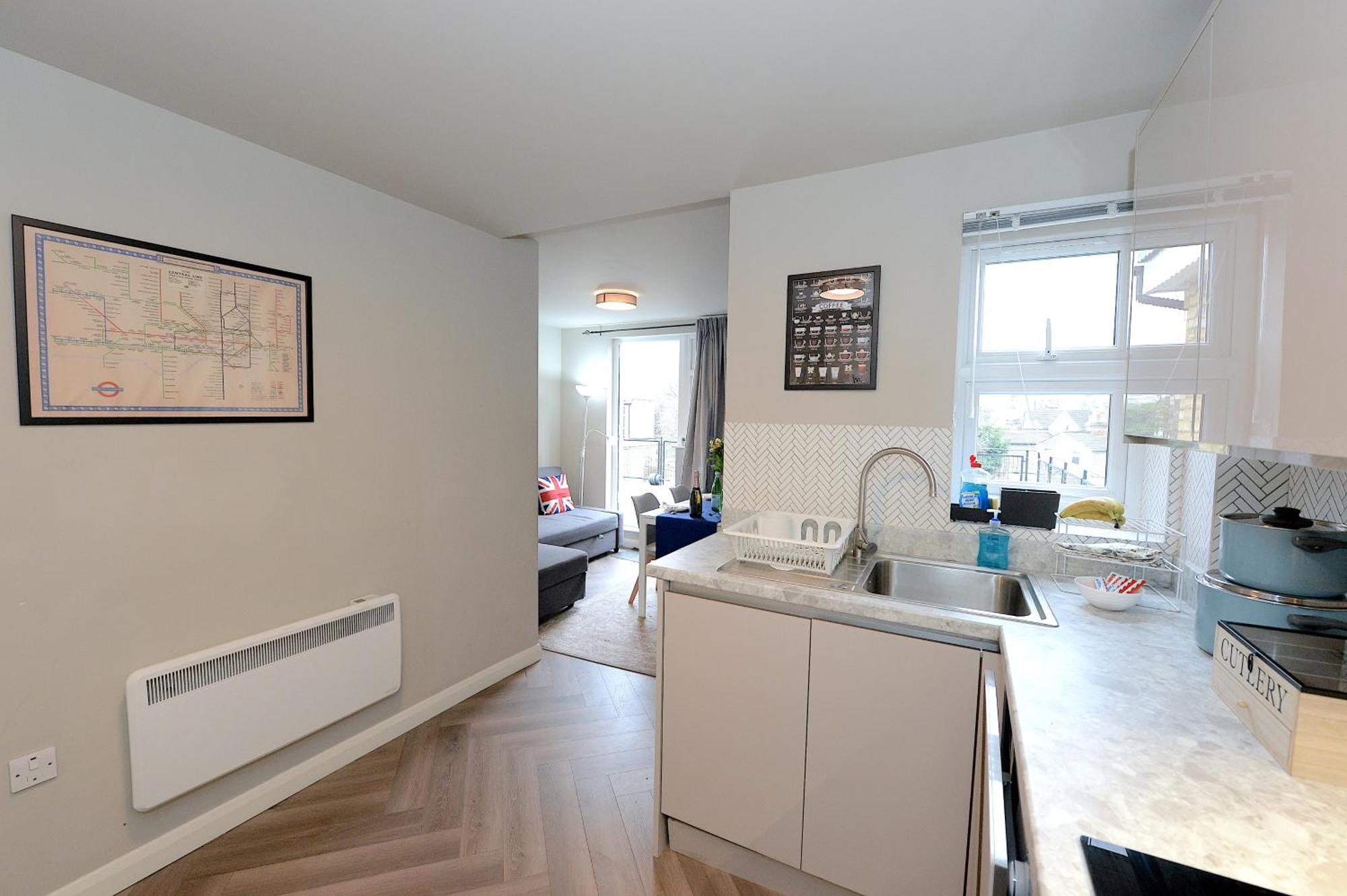 2 Bedroom Flat In Wood Piccadilly Line Apartment