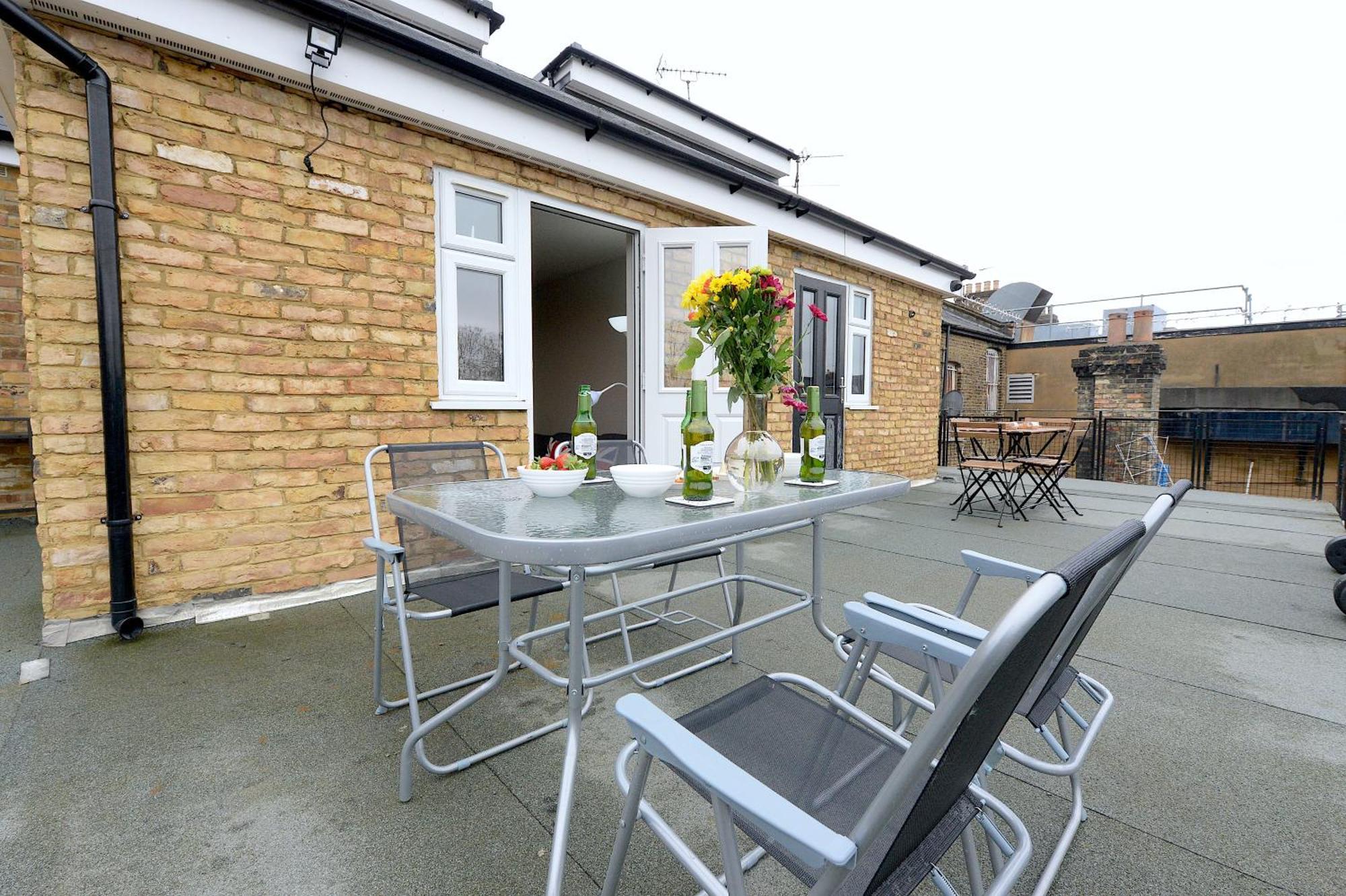2 Bedroom Flat In Wood Piccadilly Line Londen